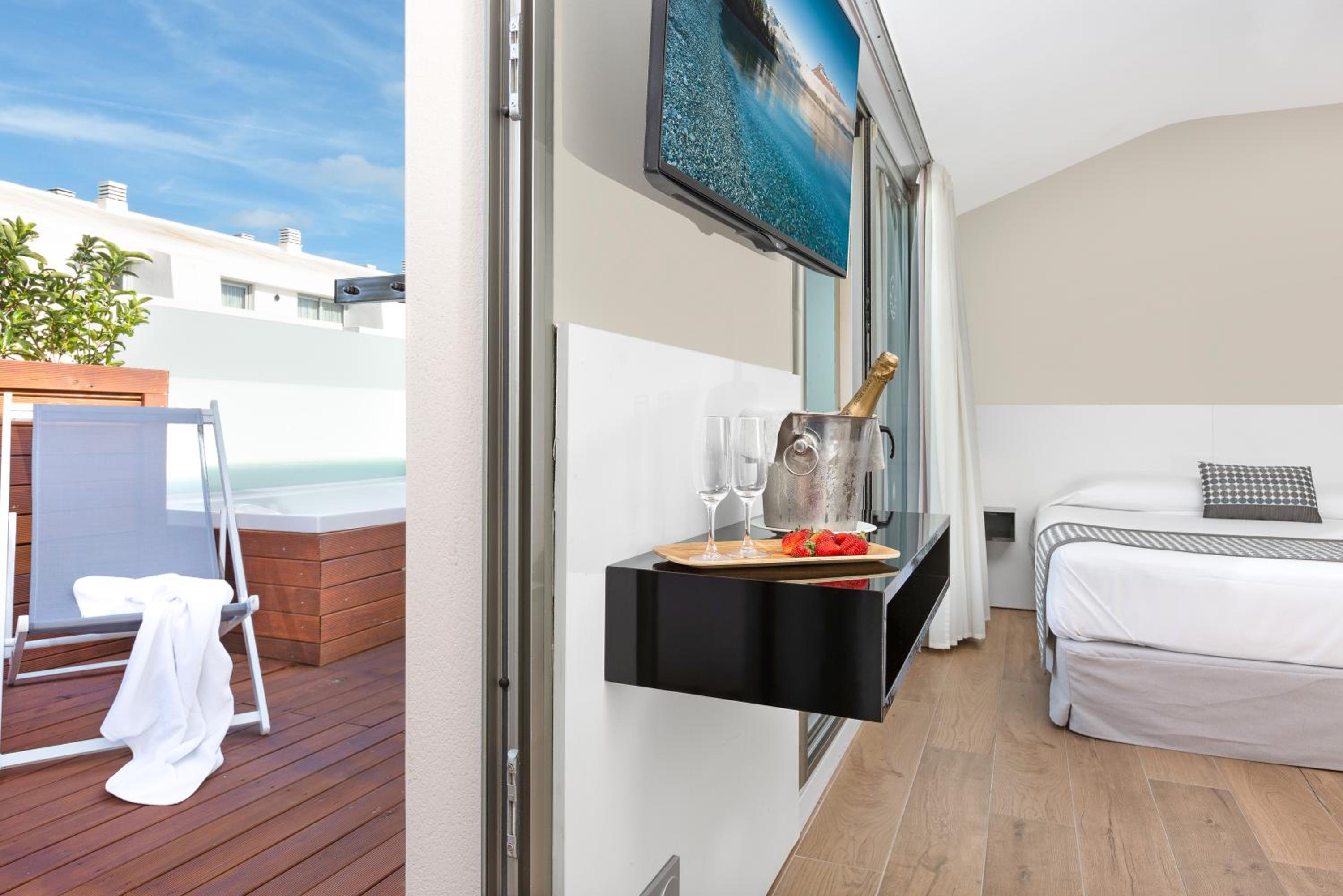Double Room with Spa Bath photo 3