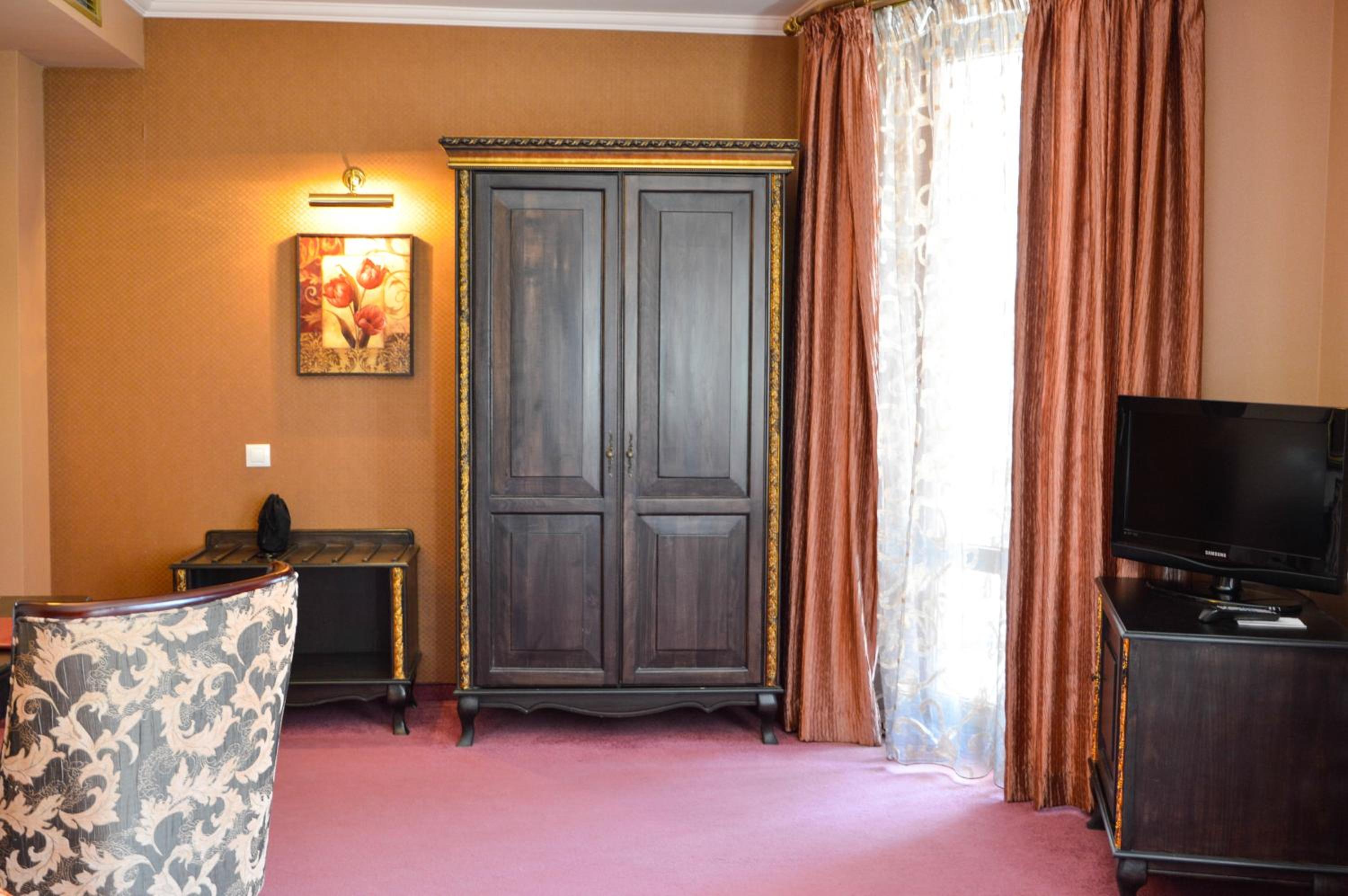 Double or Twin Room with Free Parking - Photo 4