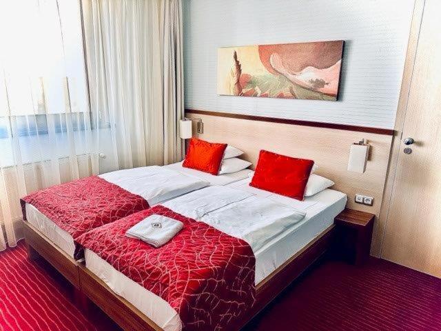 Standard Twin Room - Photo 3