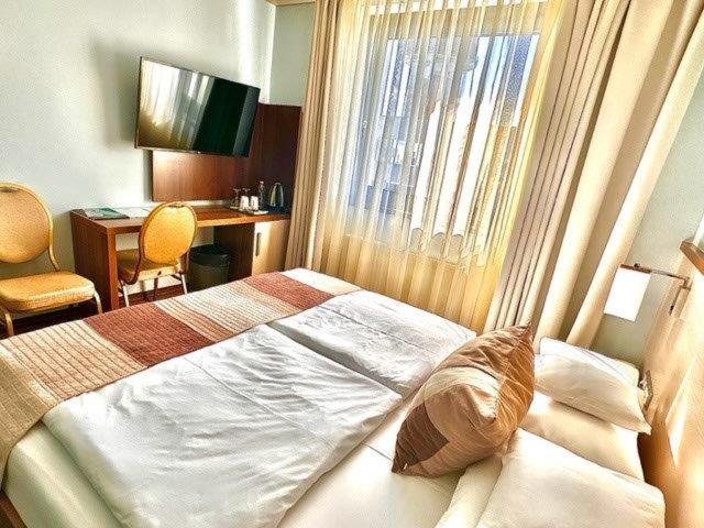 Double Or Twin Room - Photo 4