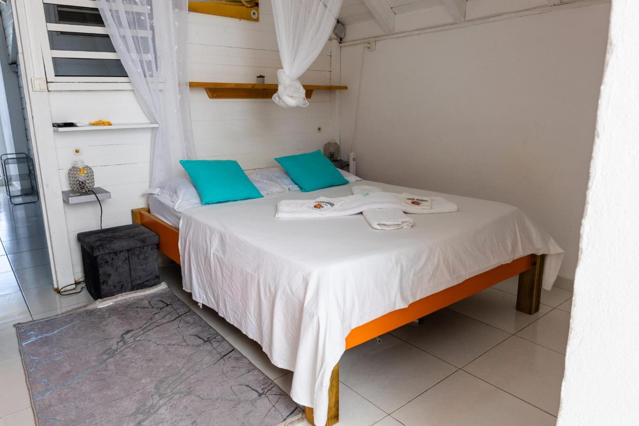 Two-Bedroom House - Photo 20