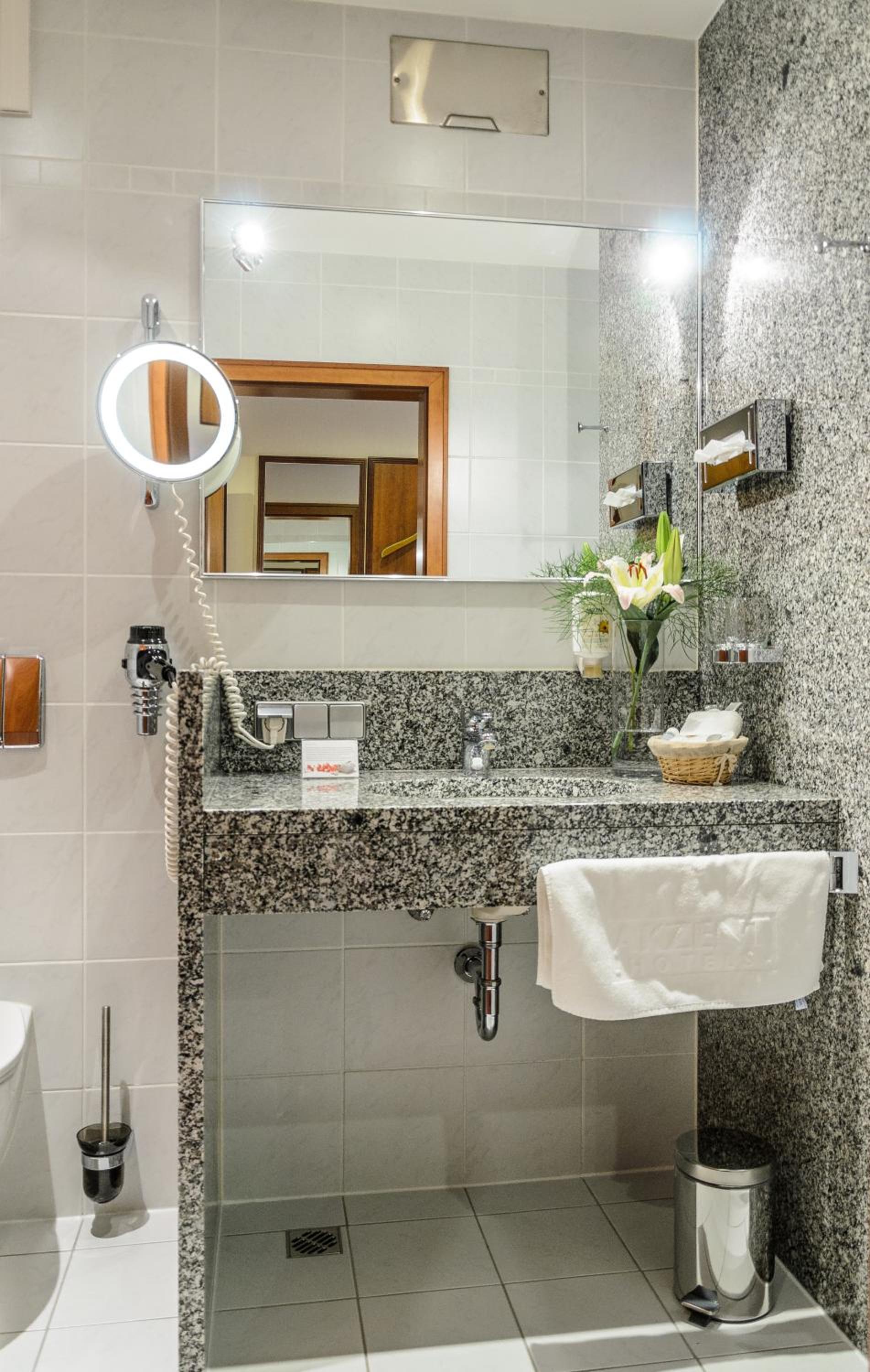 Single Room with Bathroom photo 3