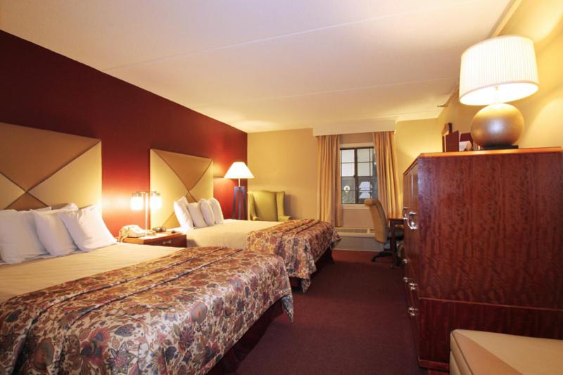 Queen Room with Two Queen Beds - Photo 2