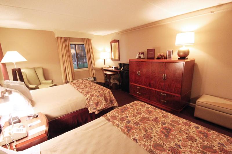 Queen Room with Two Queen Beds - Photo 8