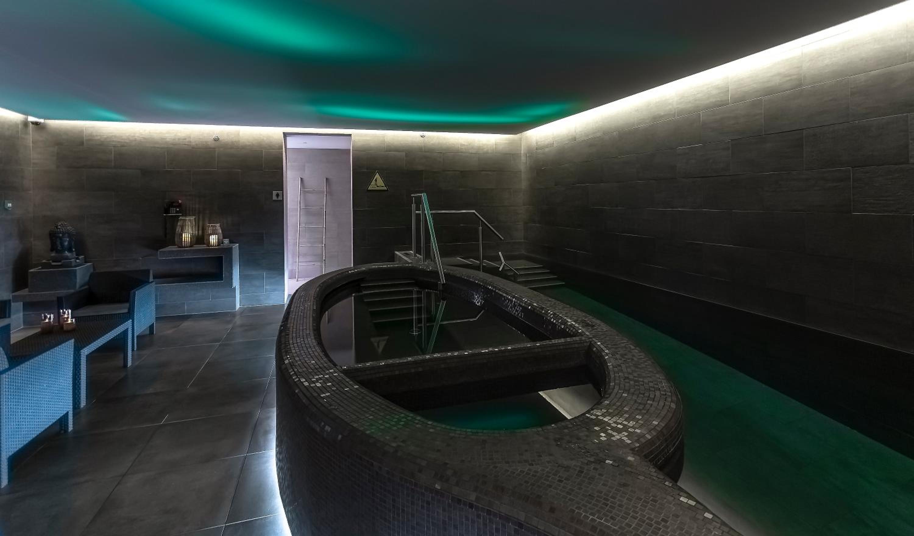 Panorama Top Floor Balcony Suite - Free Spa - Photo 7
