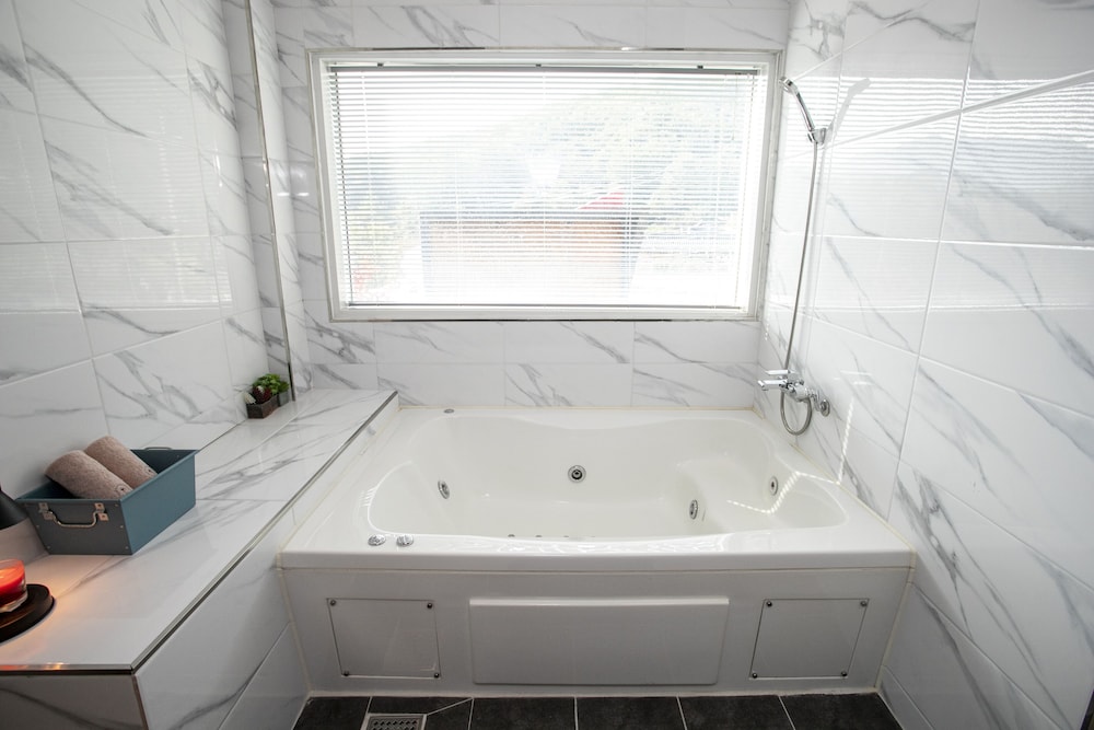 Duplex, Hot Tub