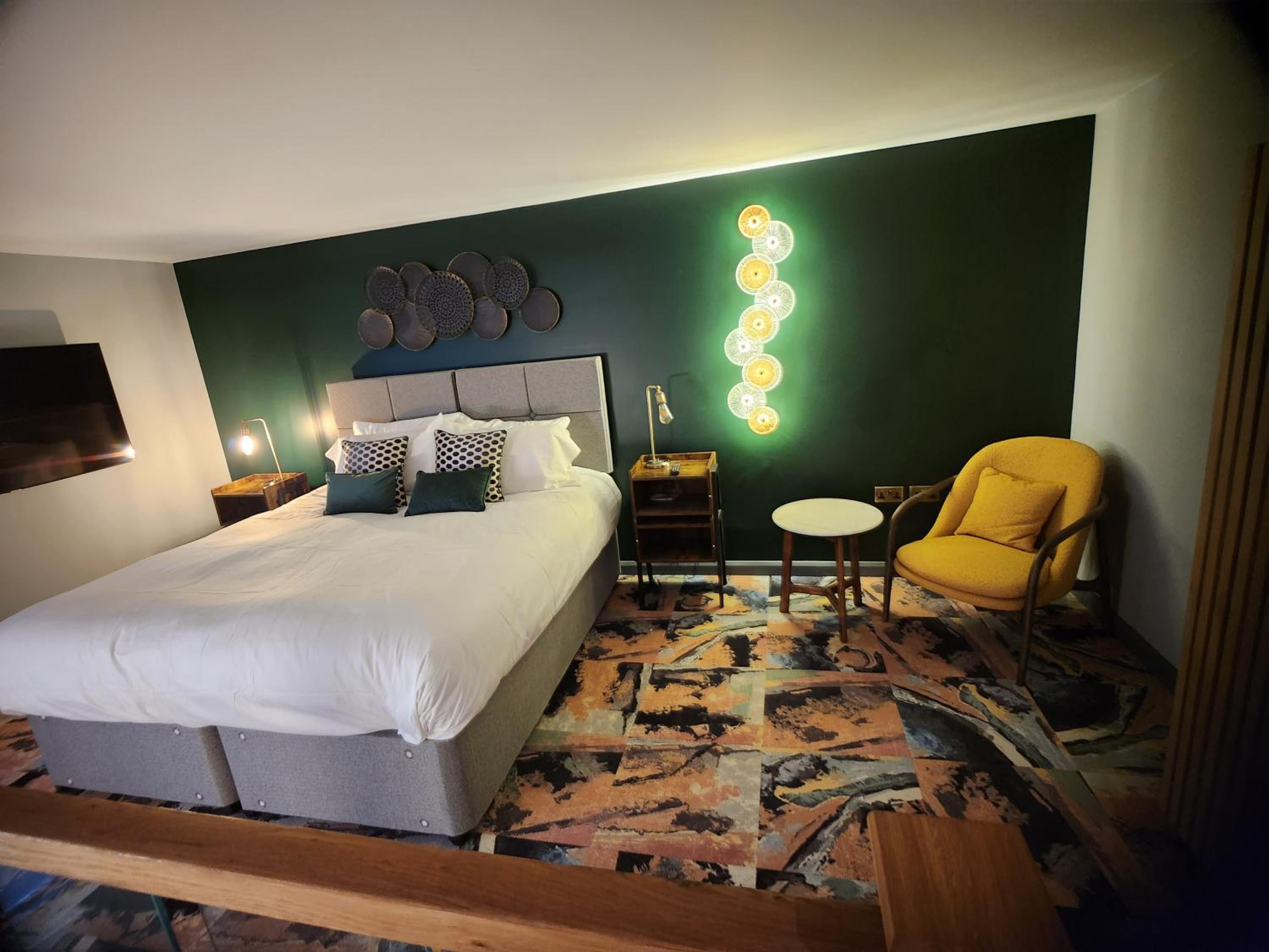 Executive Suite - Photo 11
