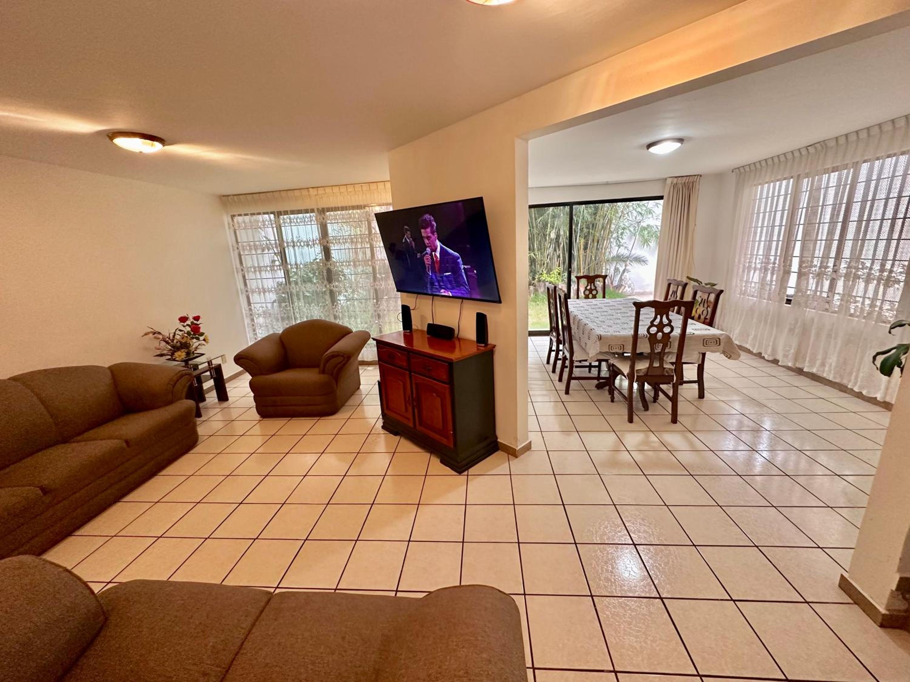 Five-Bedroom House photo 1