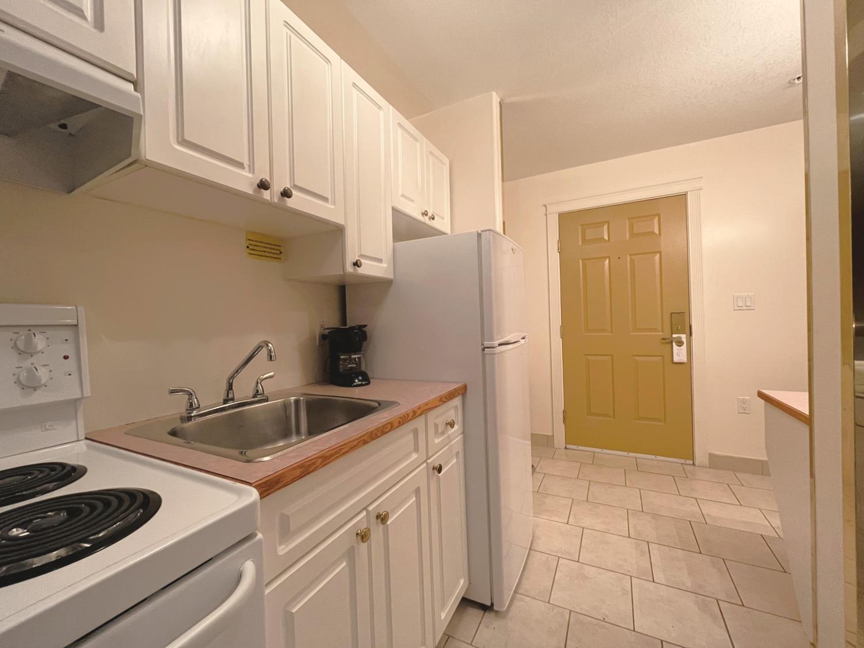 Two Queen Beds with Kitchen - Photo 5