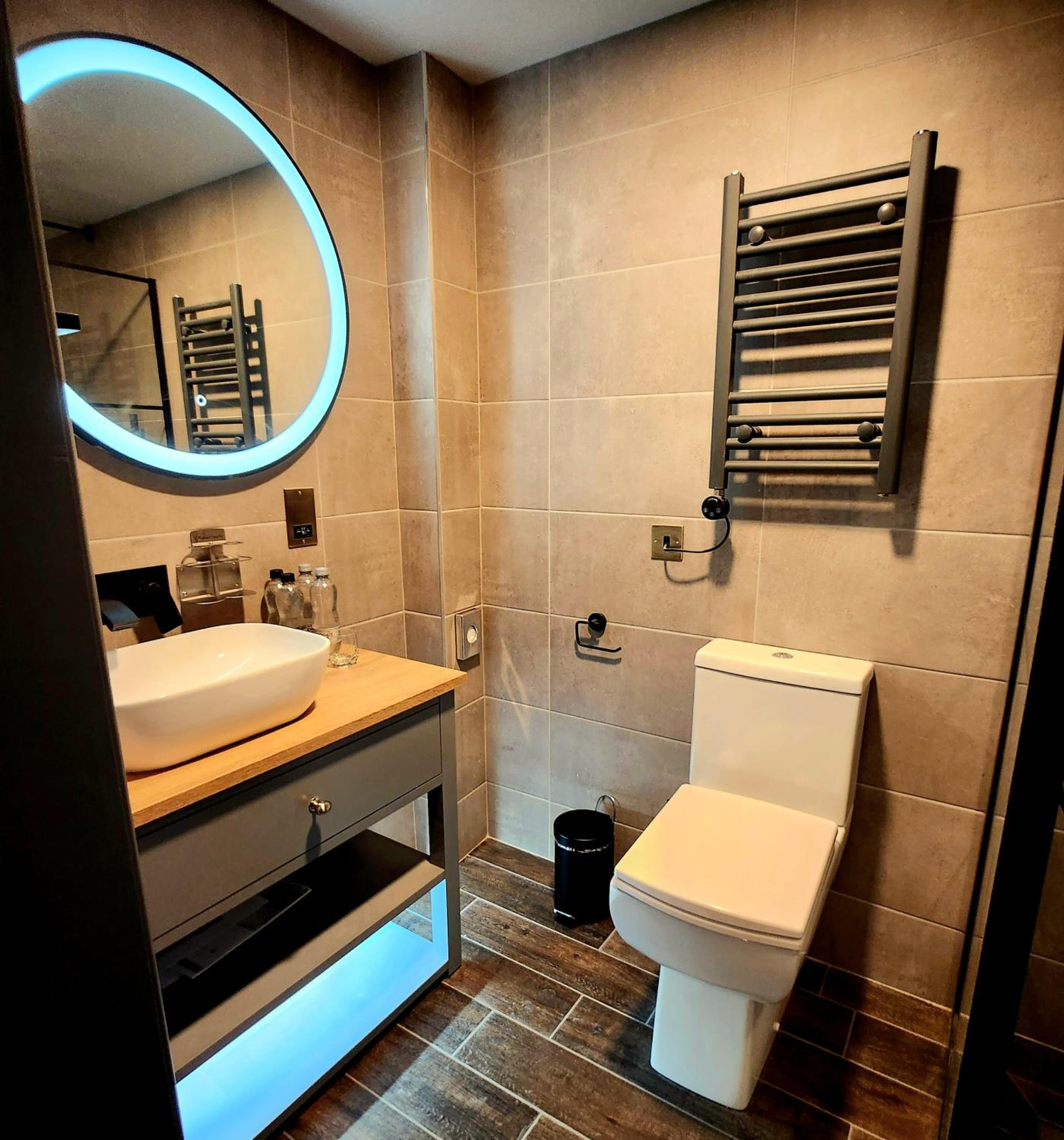 Executive Suite - Photo 12