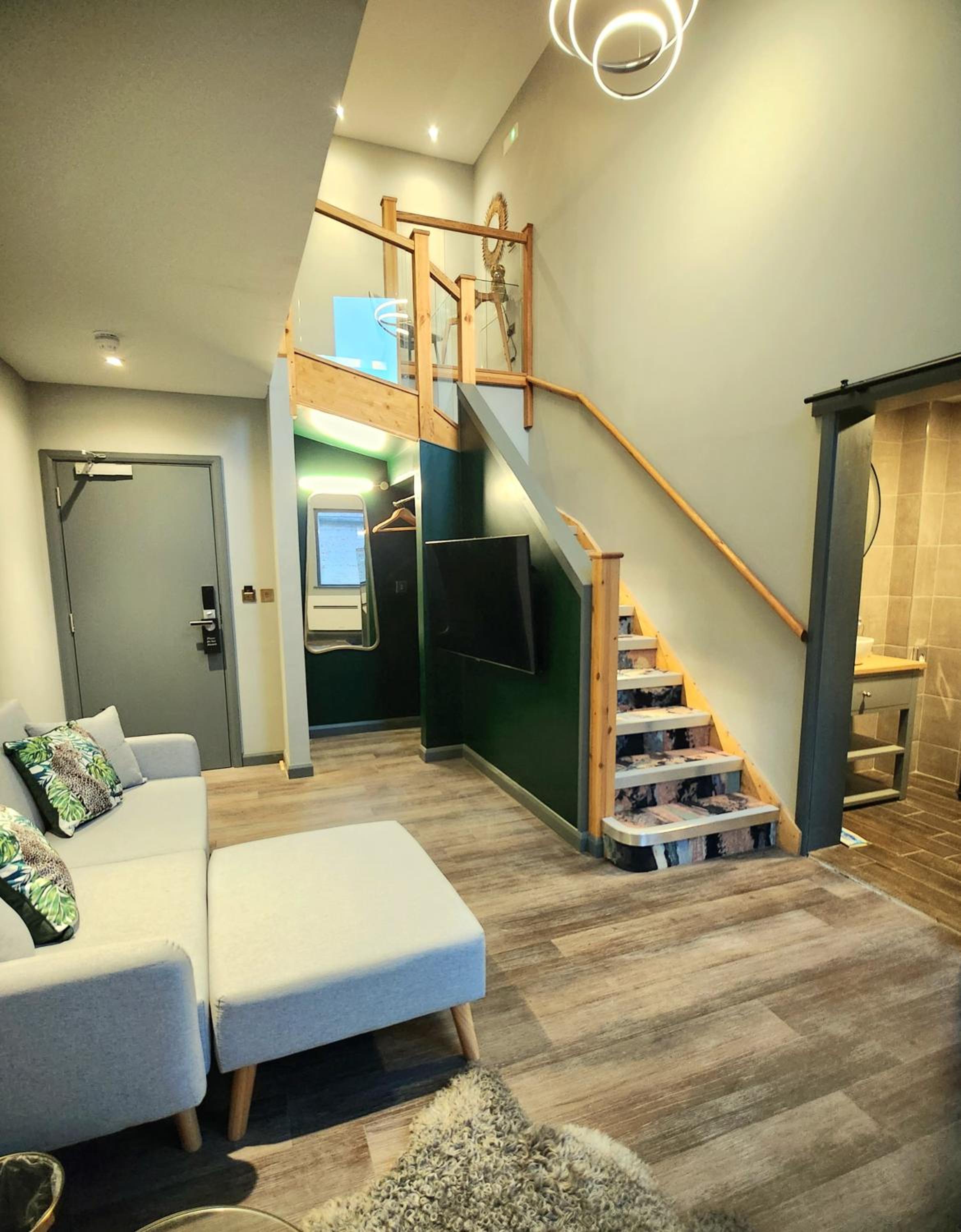 Executive Suite - Photo 3