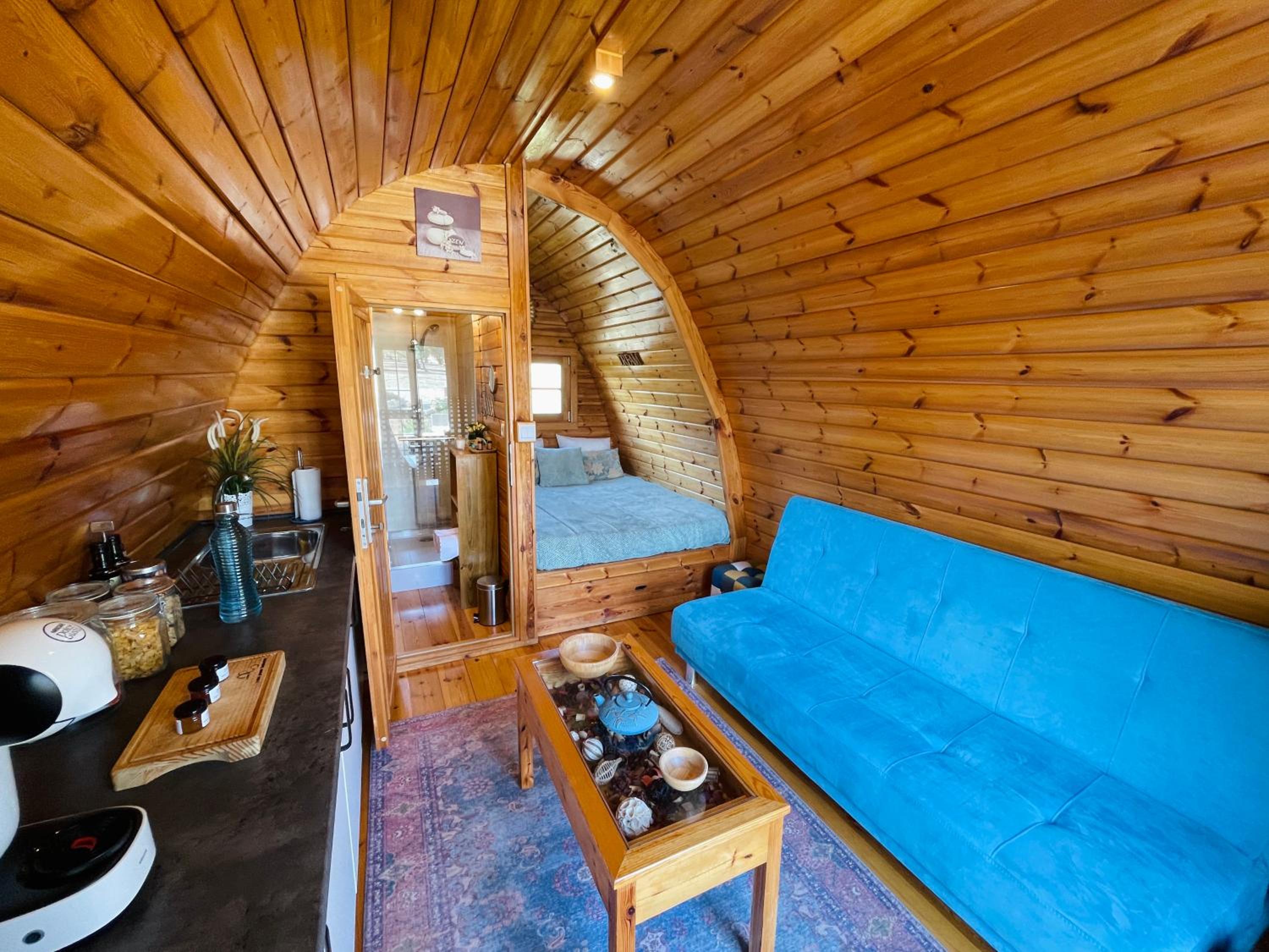 Deluxe Double Room (2 Adults + 1 Child) - Photo 1