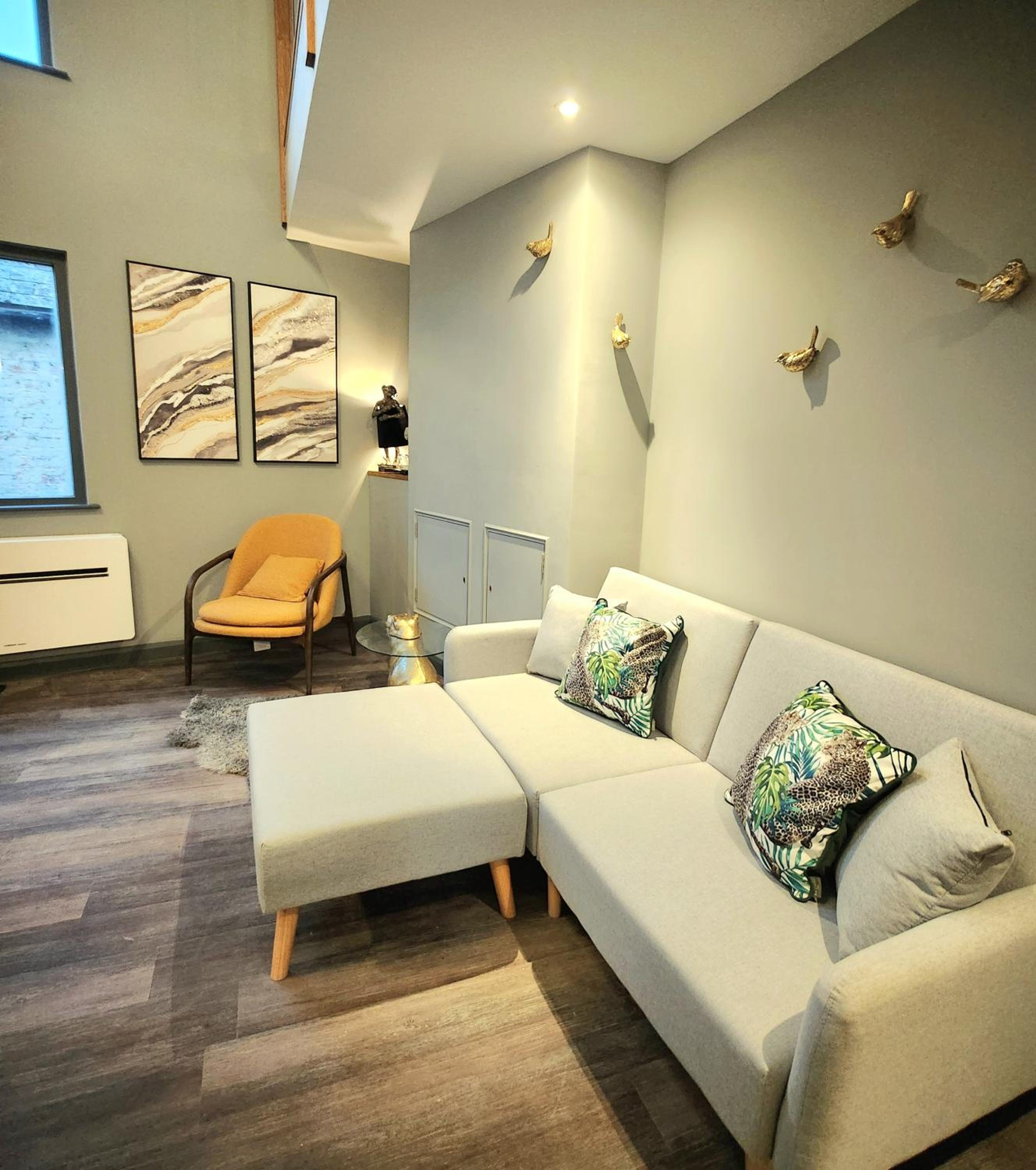Executive Suite - Photo 2