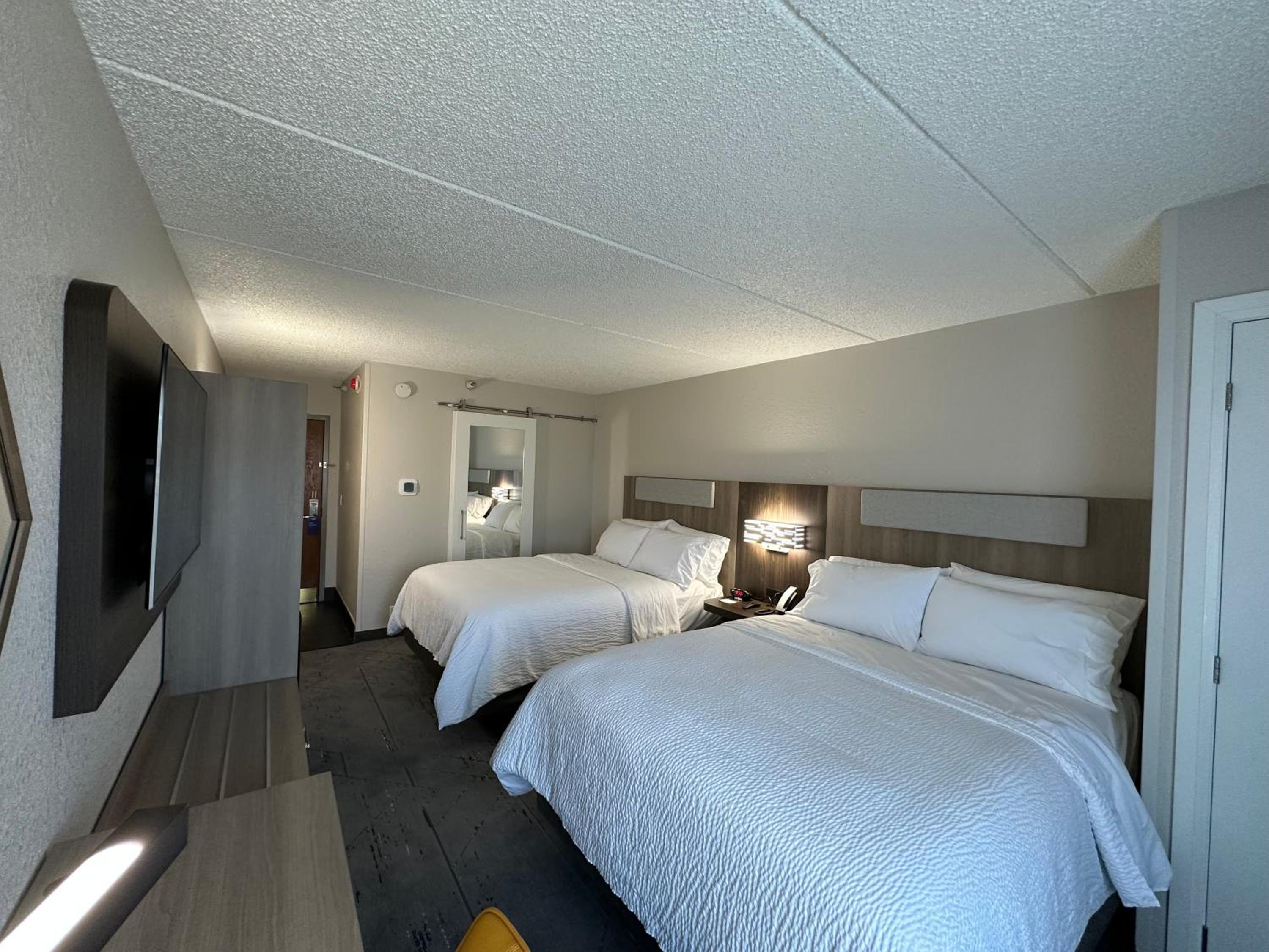 Standard Room with Two Queen Beds - Photo 7