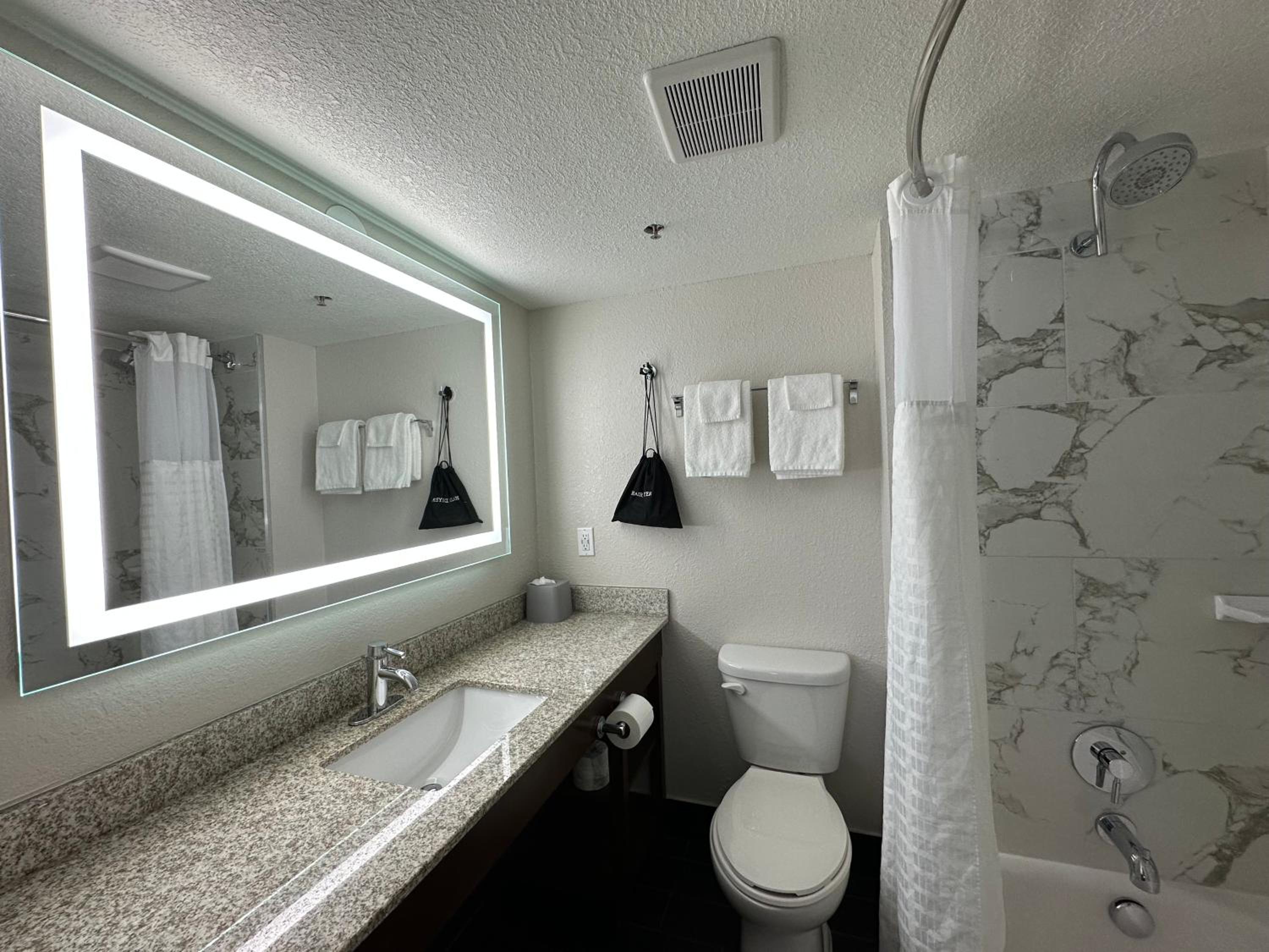 Standard Room with Two Queen Beds - Photo 4