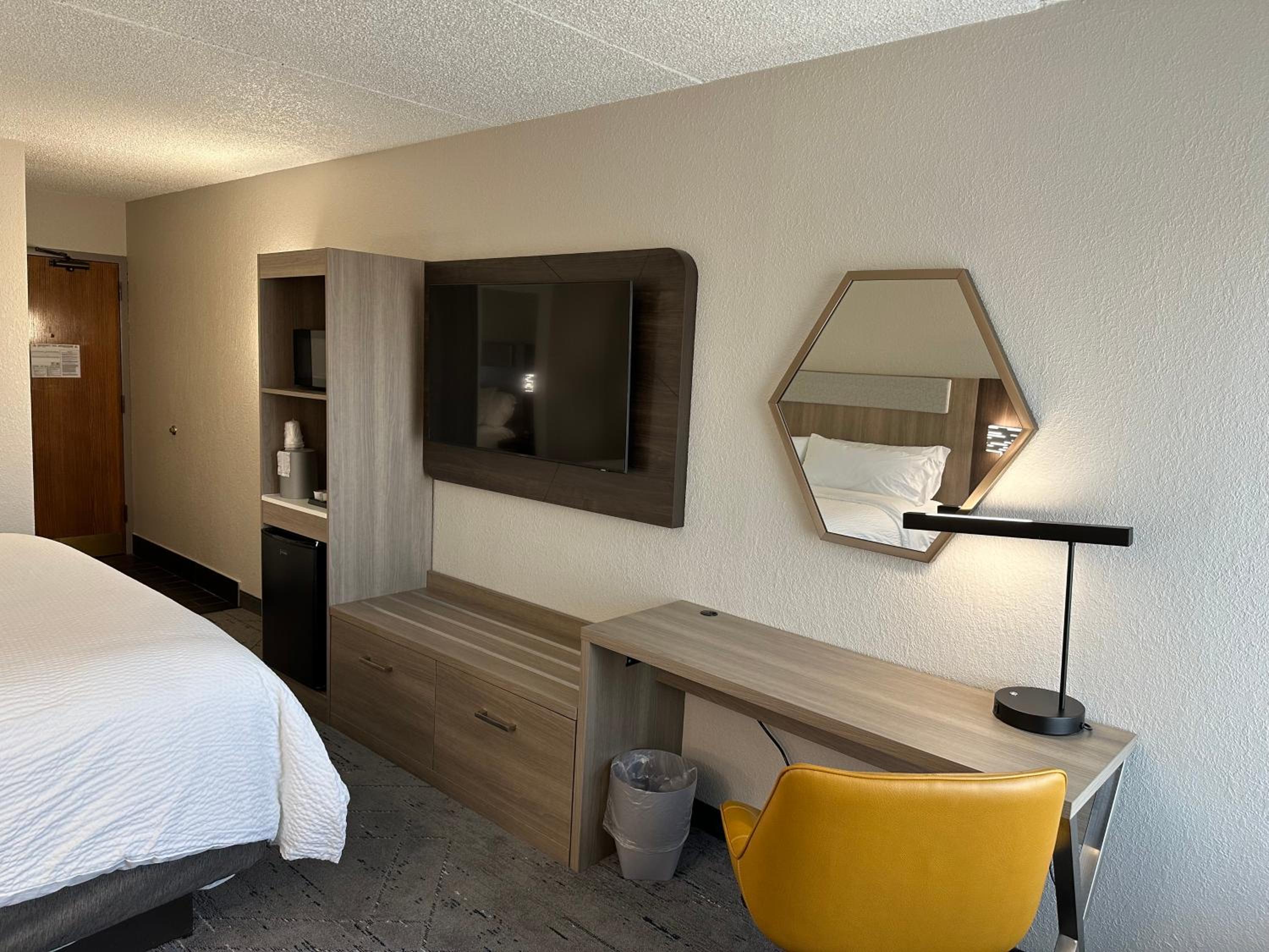 Standard King Room with Walk-In Shower - Photo 1