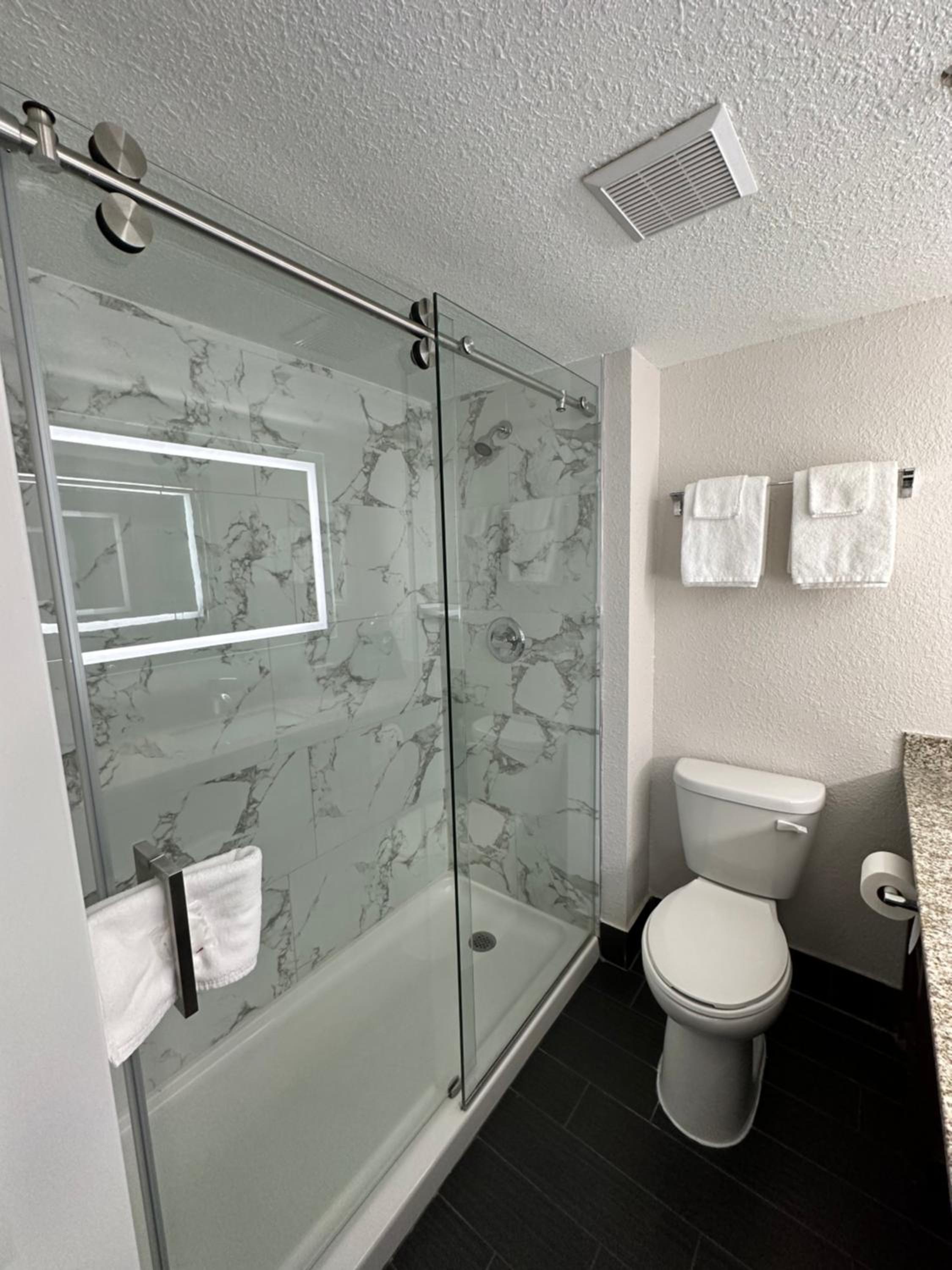 Standard King Room with Walk-In Shower - Photo 2