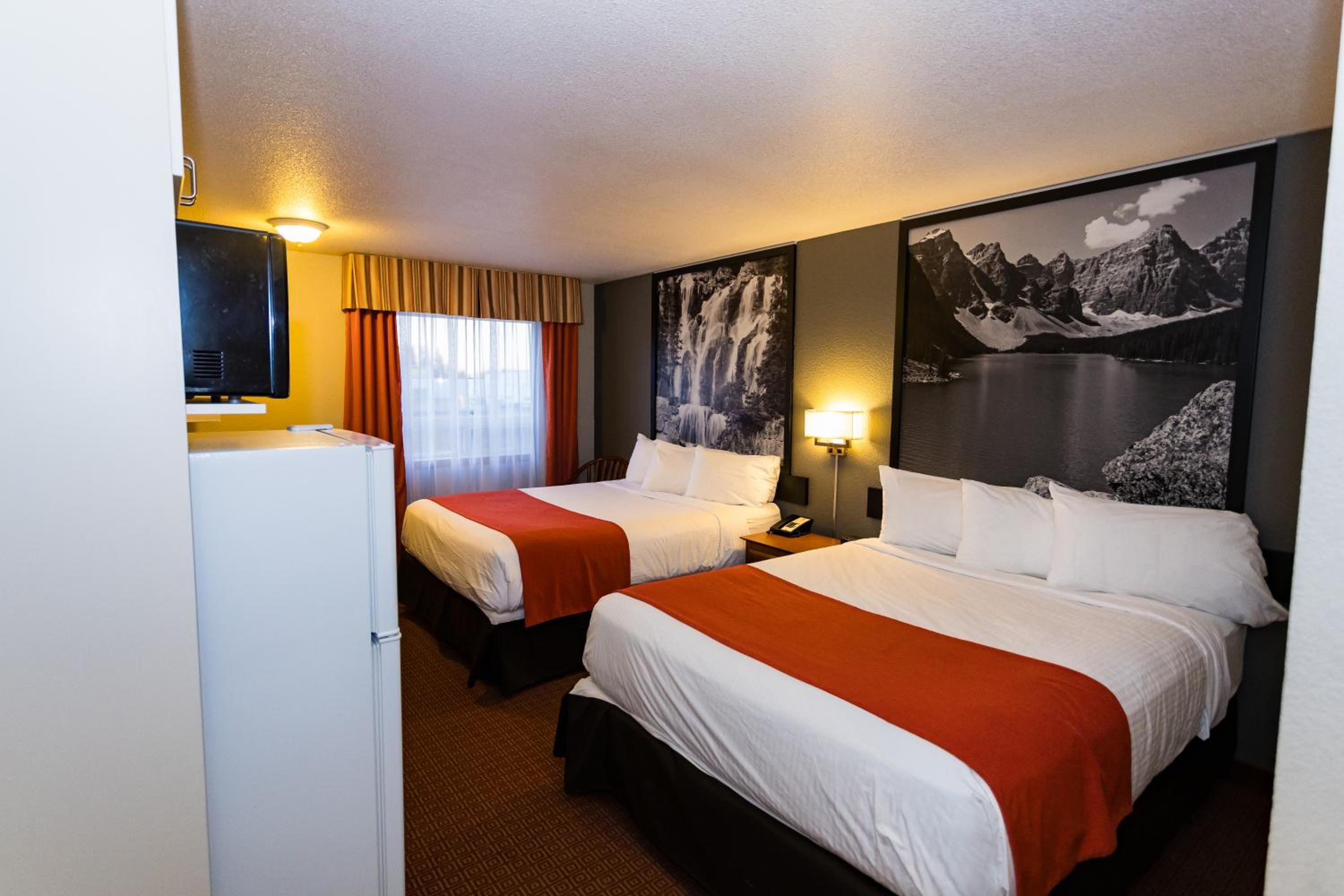 Deluxe Queen Room with Two Queen Beds - Non-Smoking - Photo 6