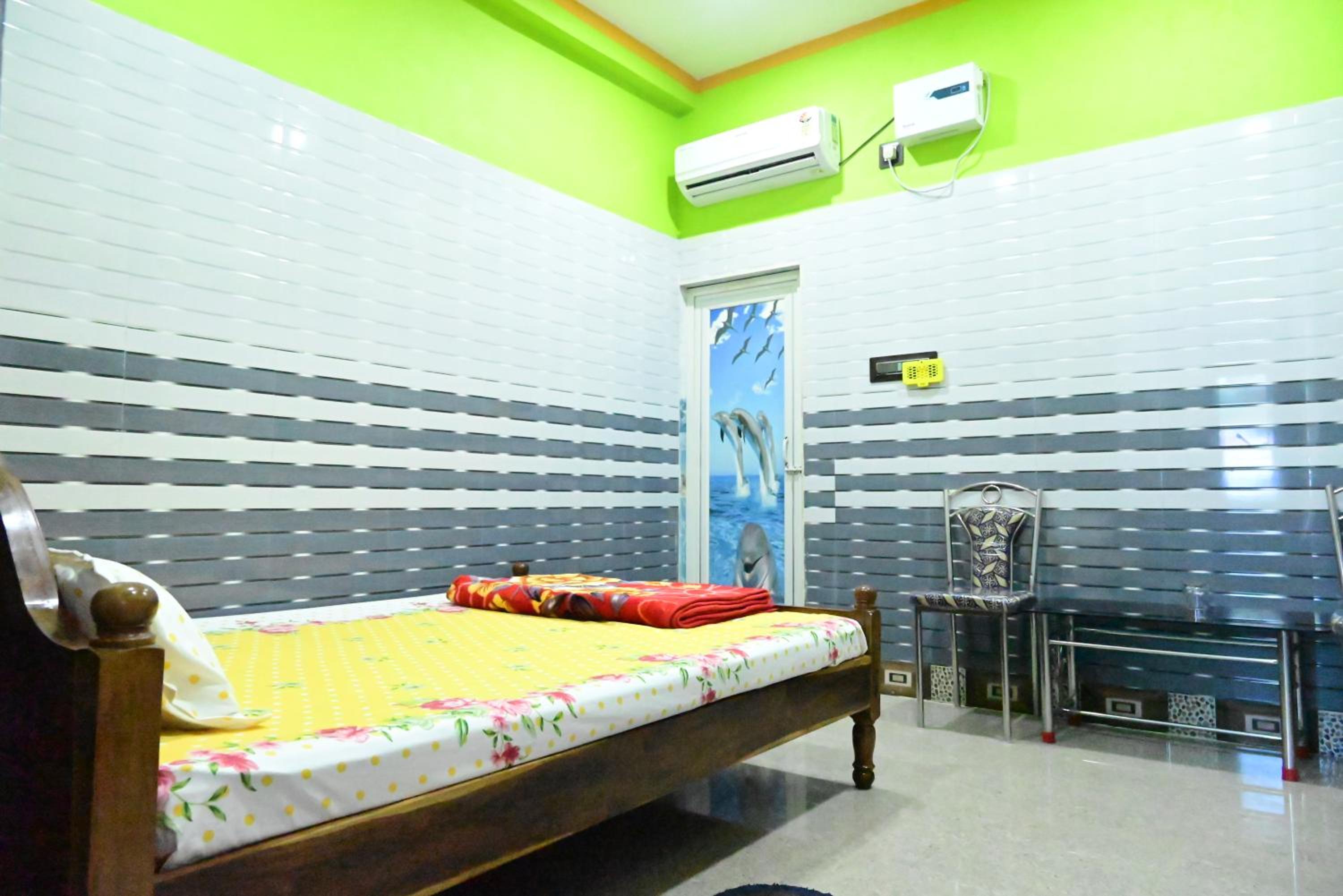 Deluxe Double Room (2 Adults + 1 Child) - Photo 1