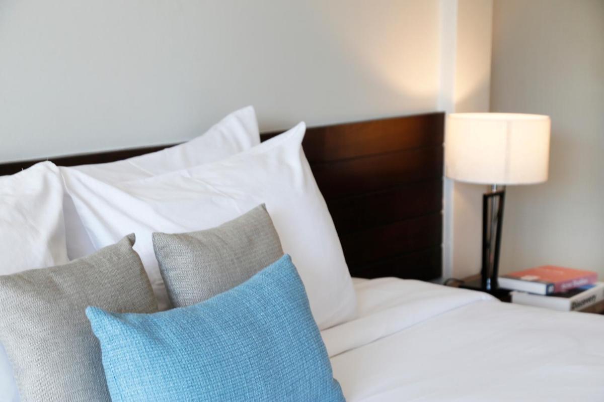 Deluxe King Room with Balcony - Photo 6