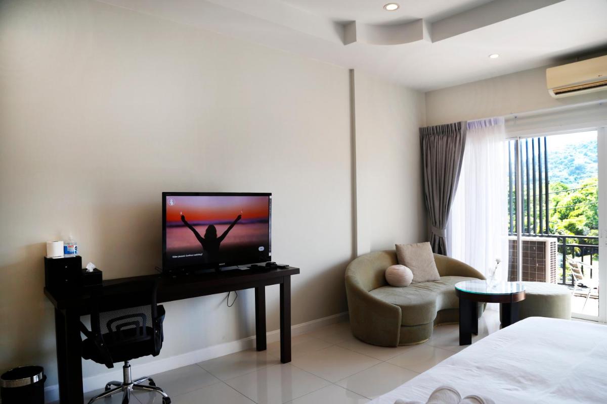 Deluxe King Room with Balcony - Photo 7