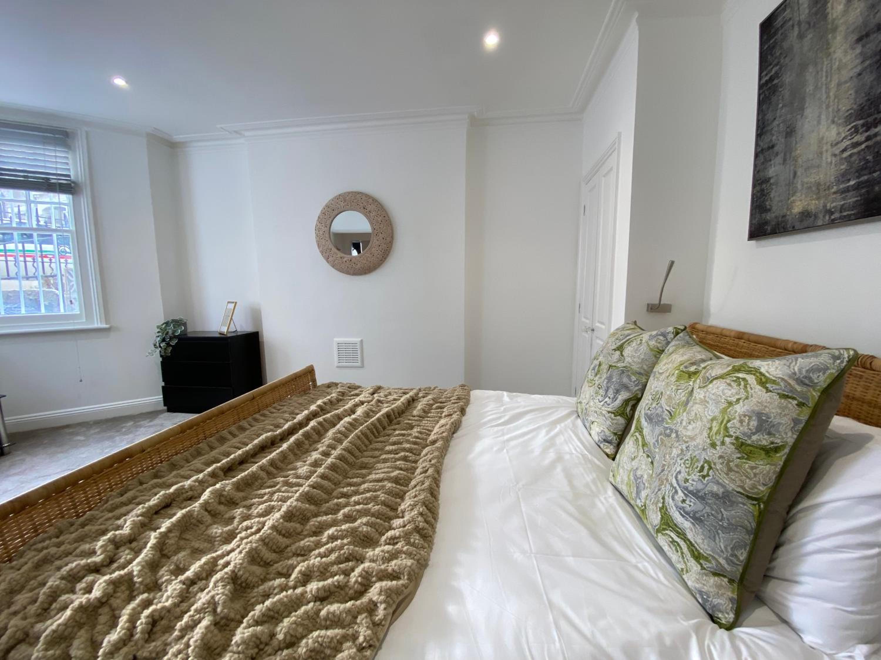 One-Bedroom Apartment photo 1