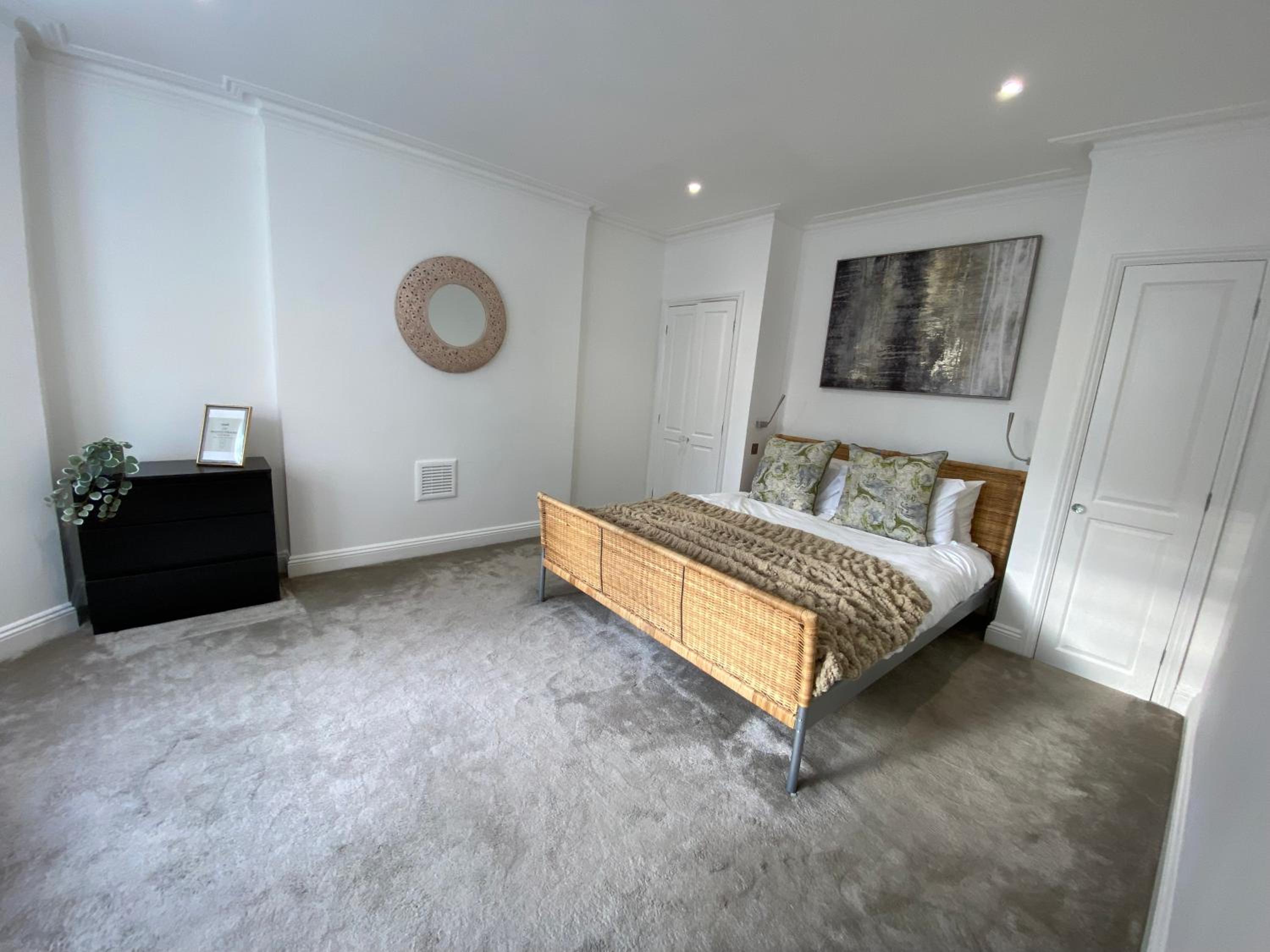 One-Bedroom Apartment photo 2