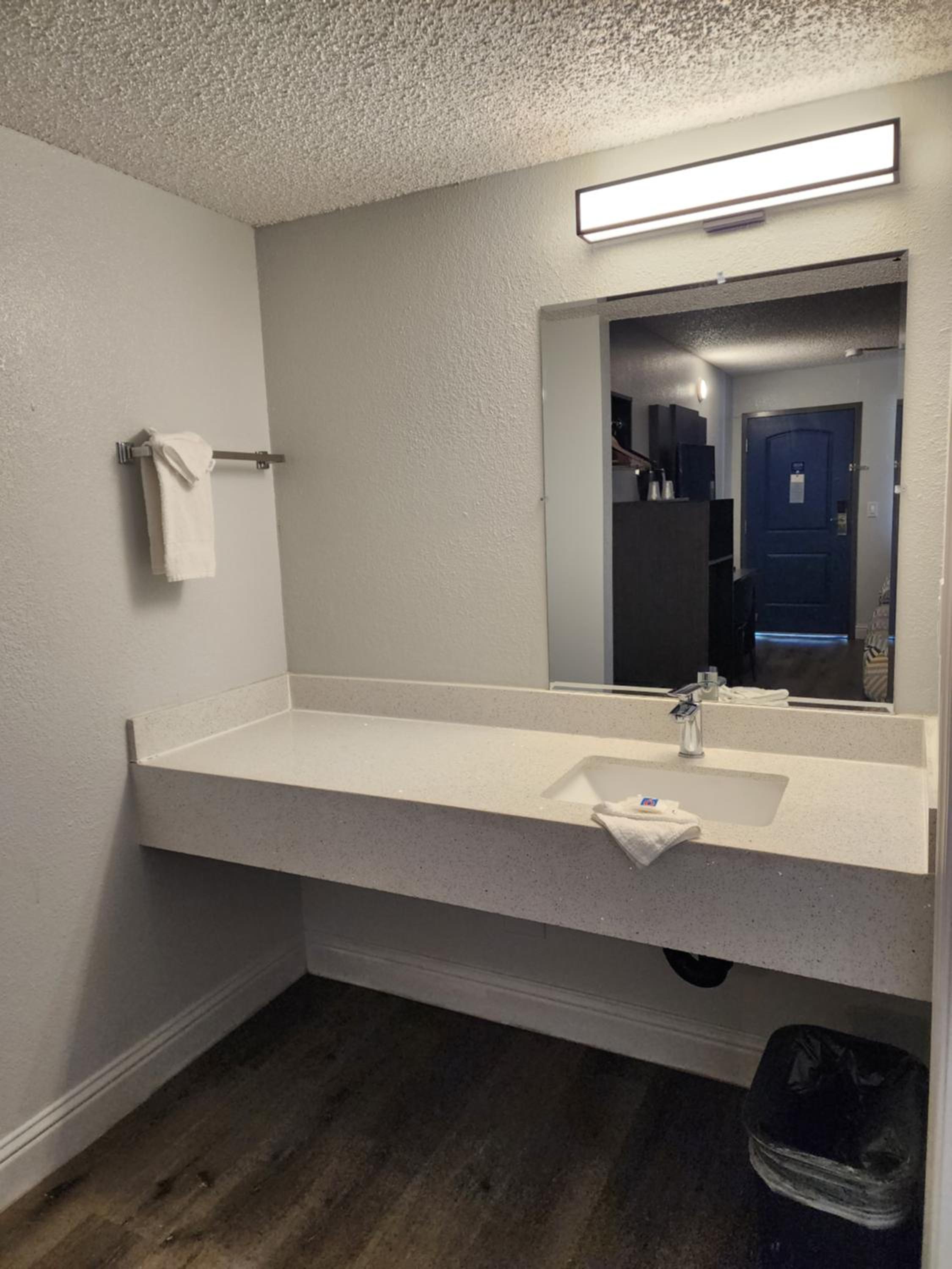 Quadruple Room - Non-Smoking photo 2
