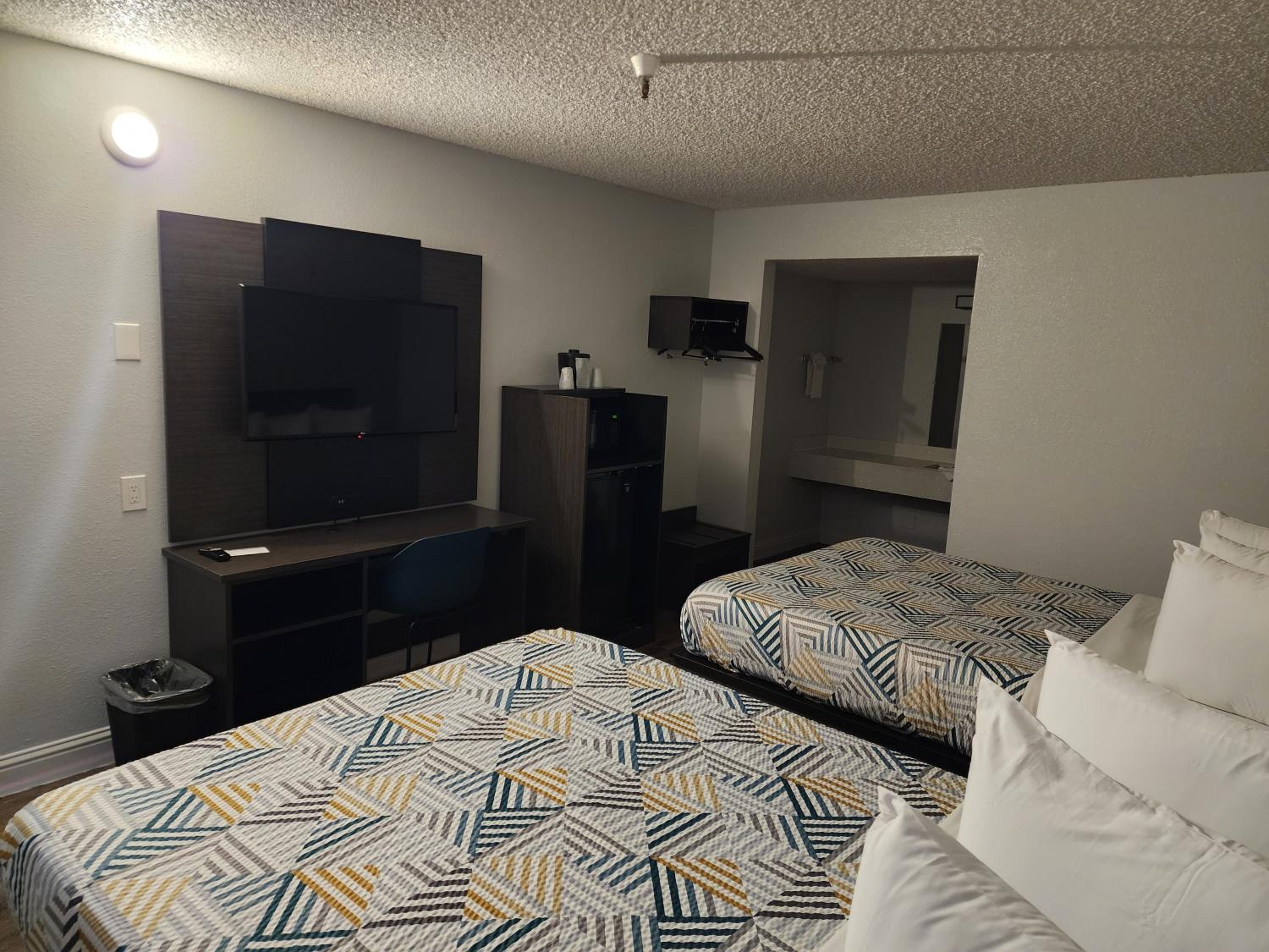 Quadruple Room - Non-Smoking photo 3