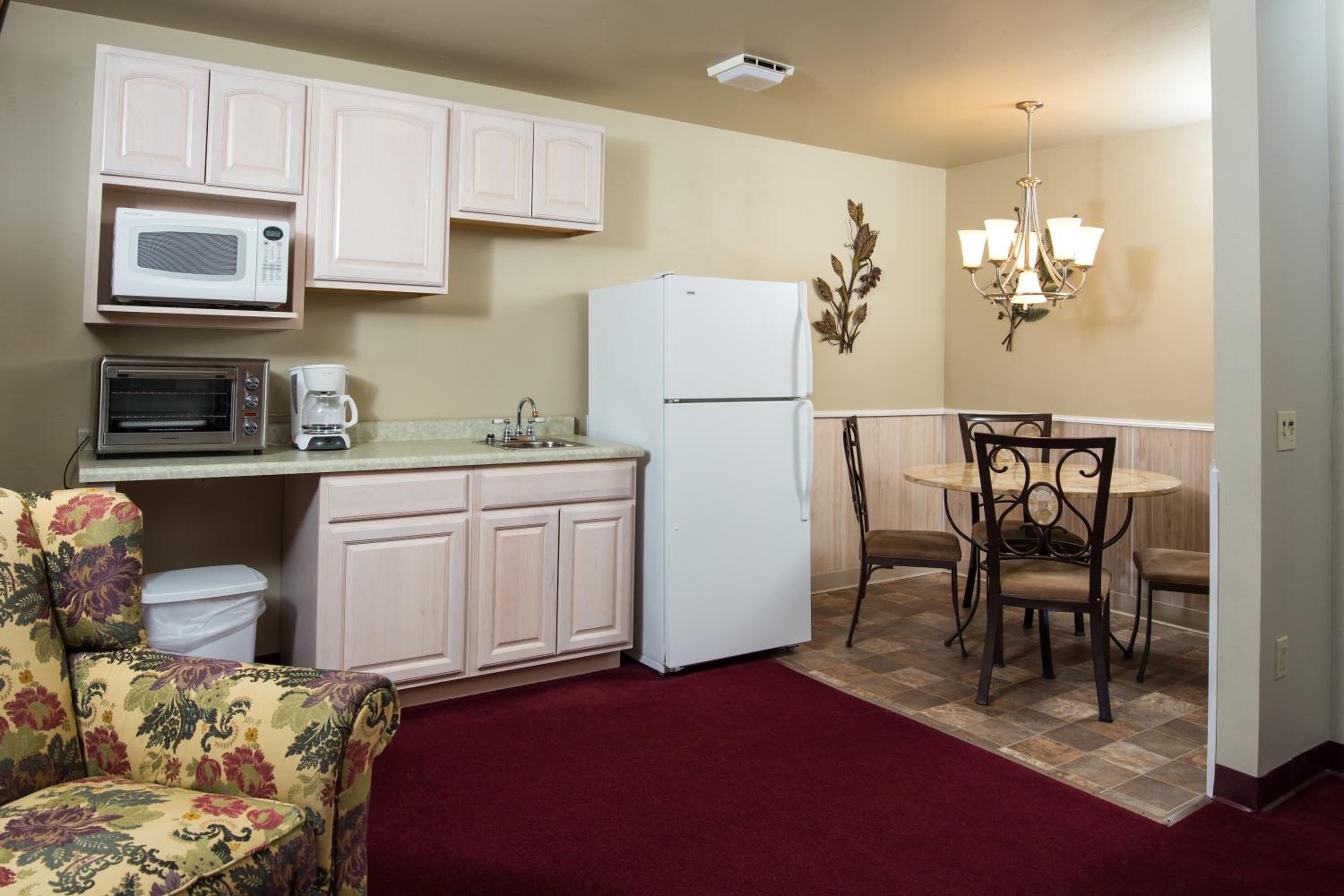 Three Room Suite with Balcony - Photo 3