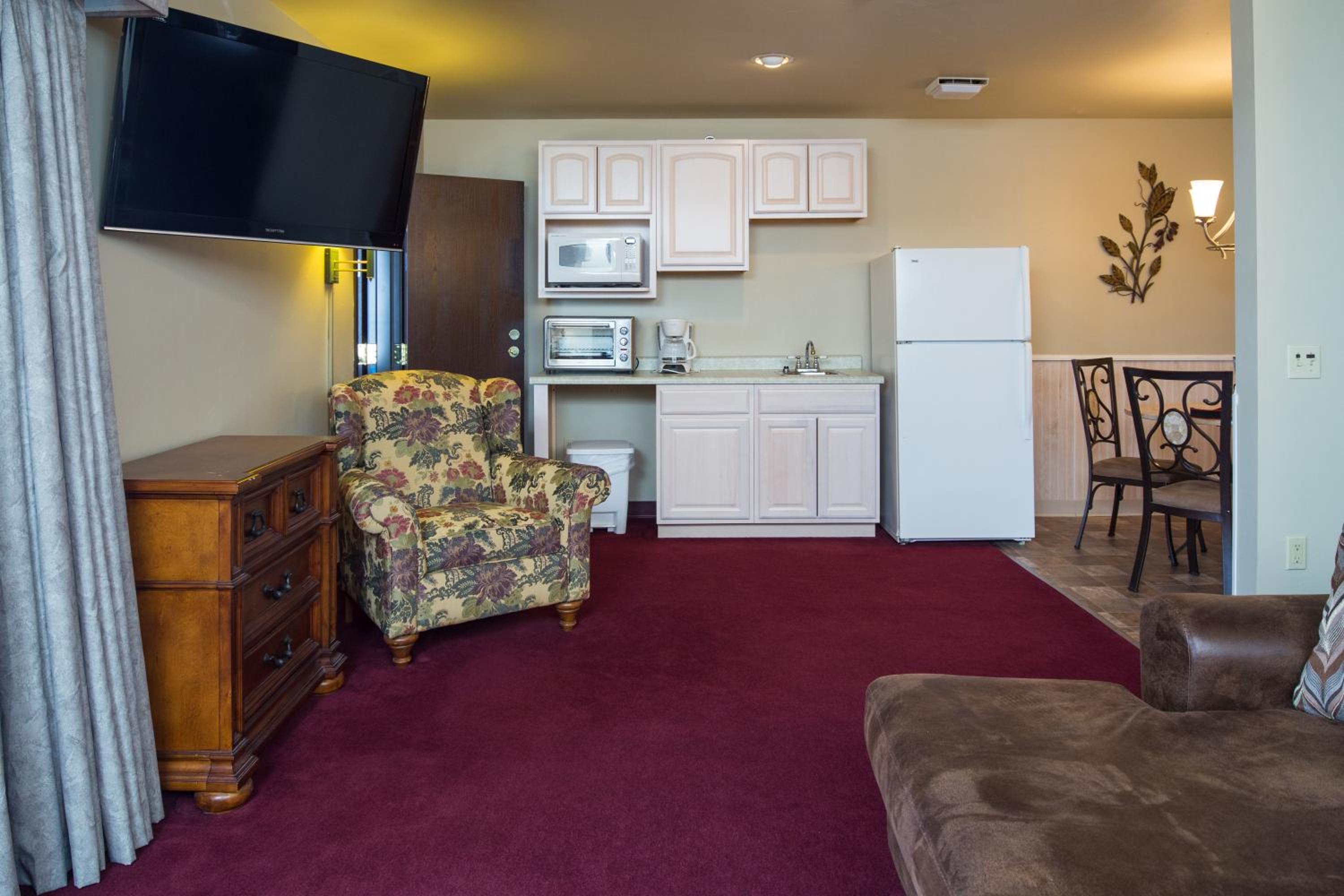 Three Room Suite with Balcony - Photo 5