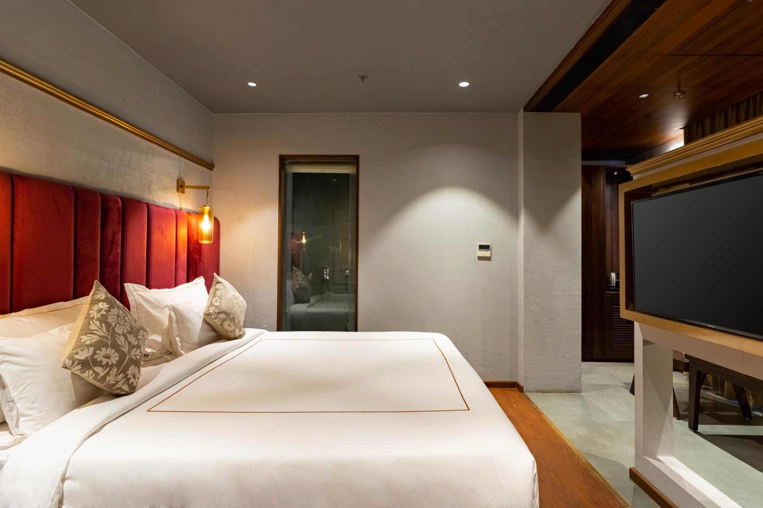 Standard King Room - Photo 5