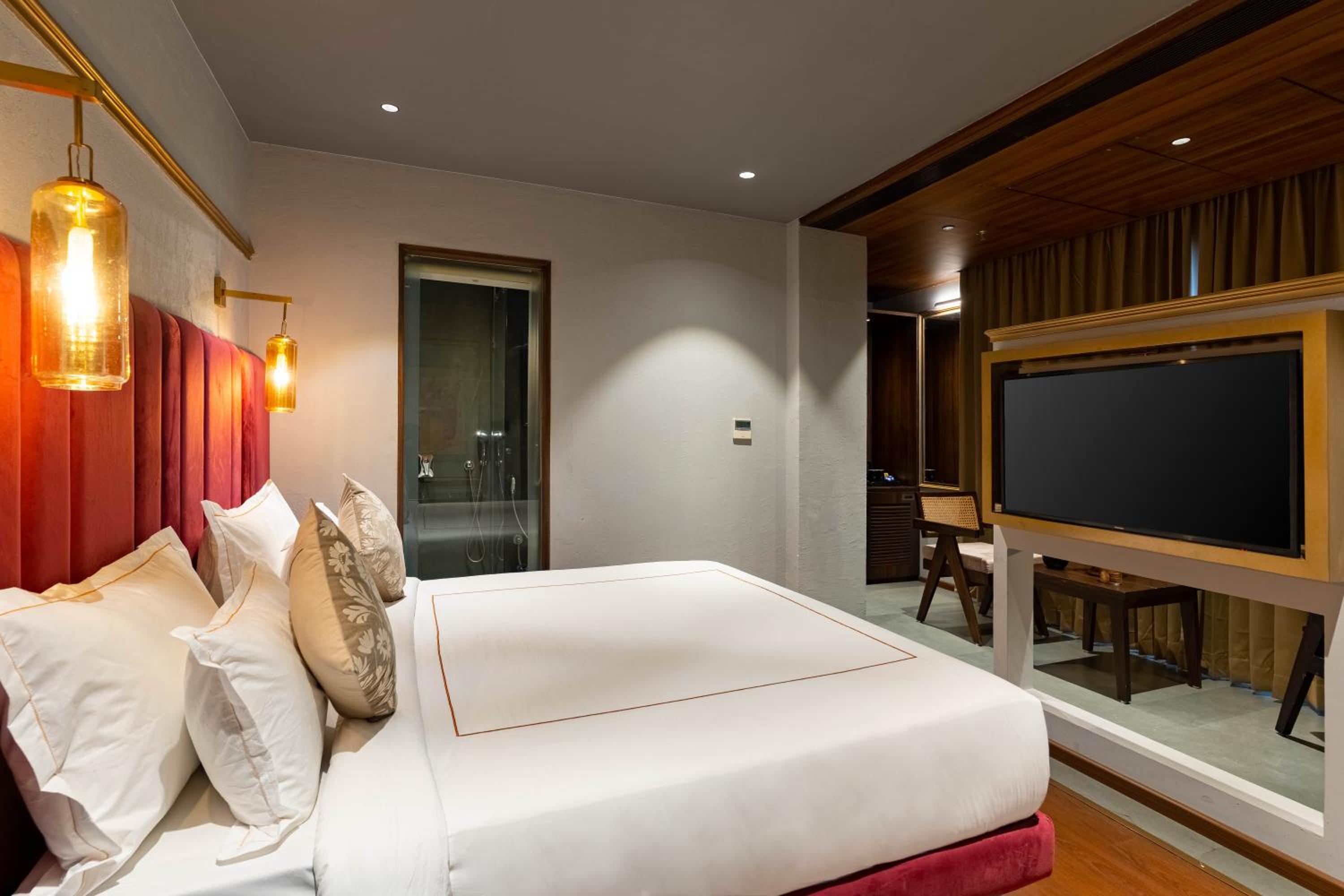 Standard King Room - Photo 6