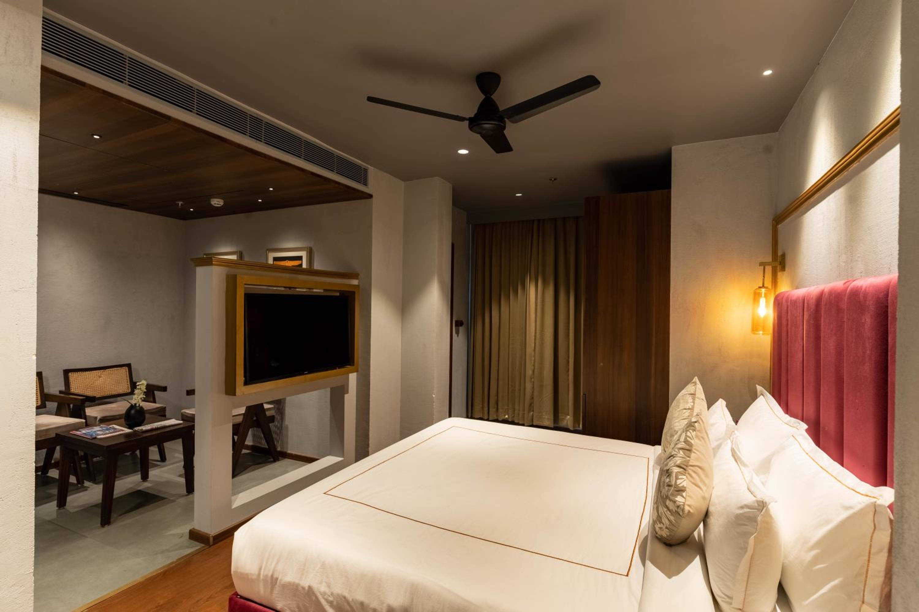 Standard King Room - Photo 3