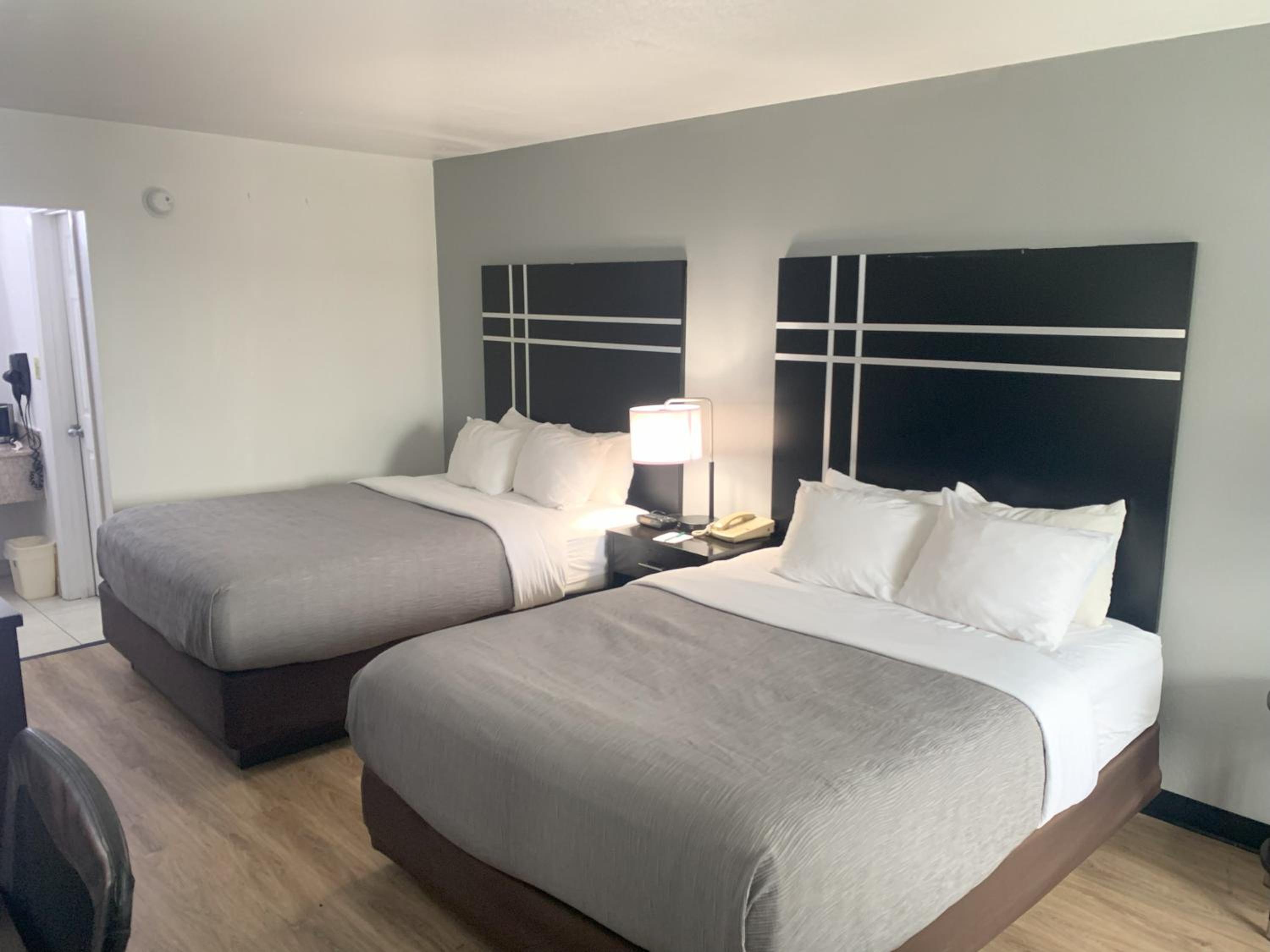 Queen Room with Two Queen Beds - Non-Smoking thumbnail 5