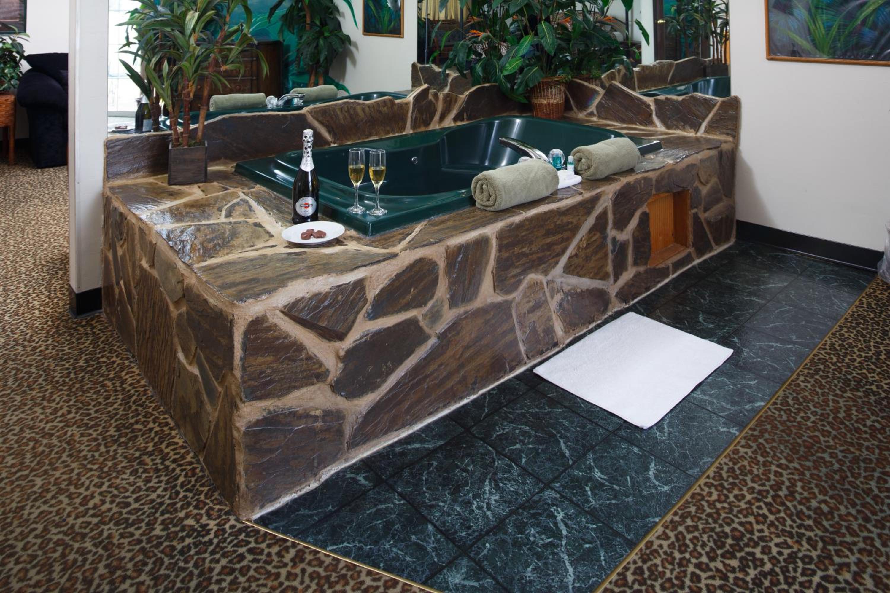 Tuscan Suite with Spa photo 3
