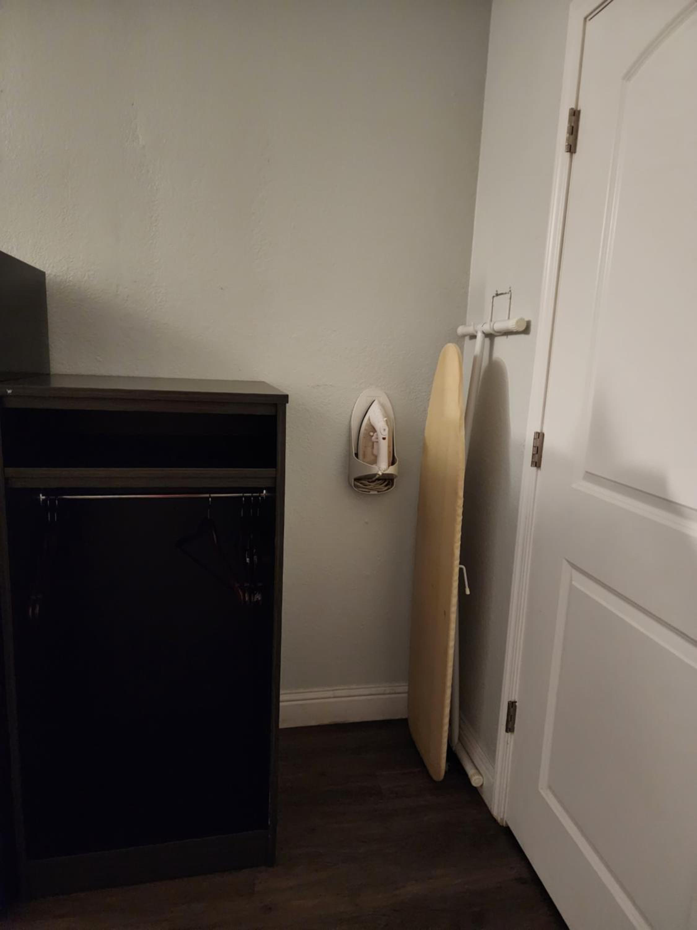 Queen Room - Disability Access - Roll in Shower photo 3