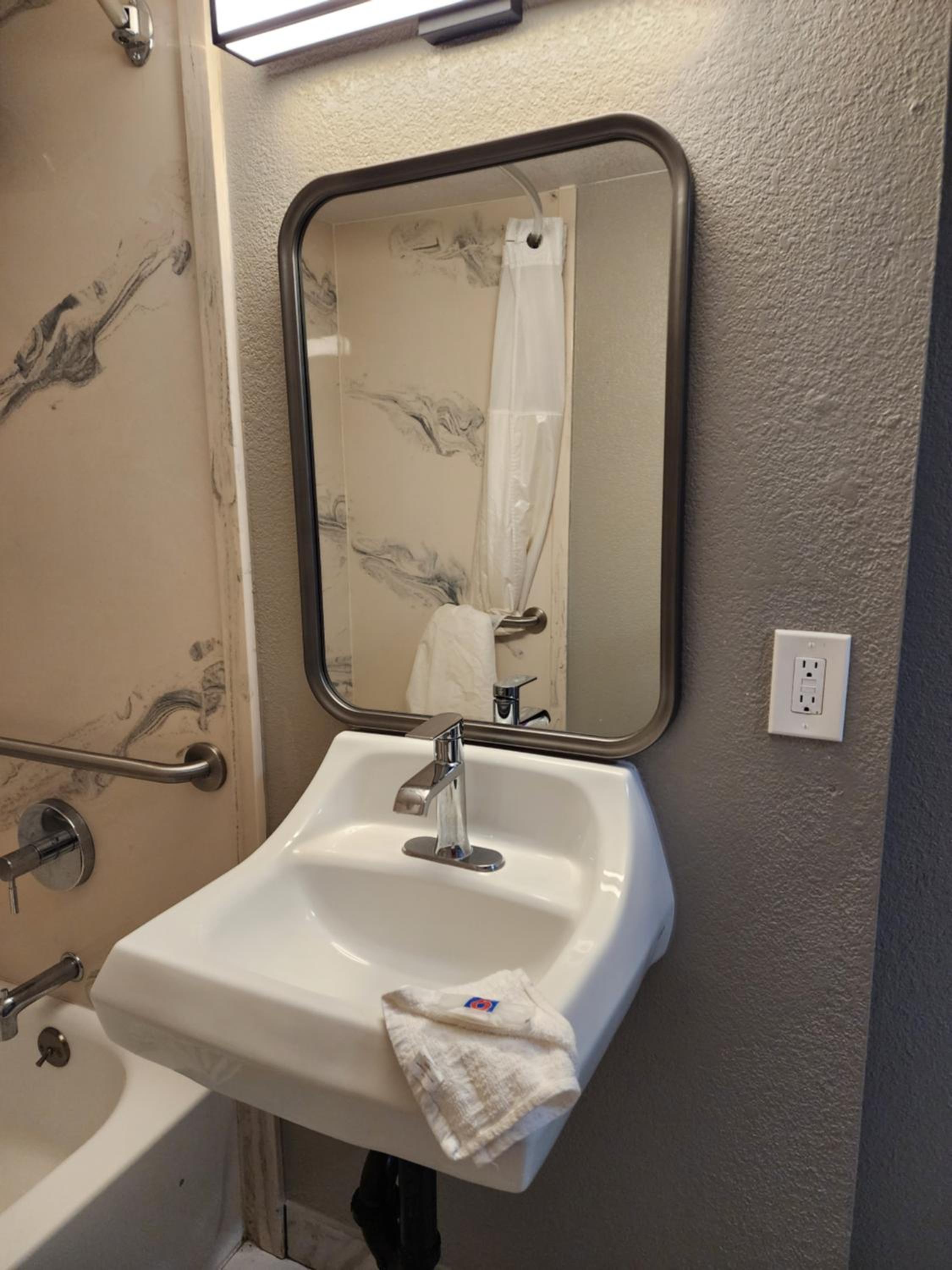 Queen Room - Disability Access - Roll in Shower photo 2