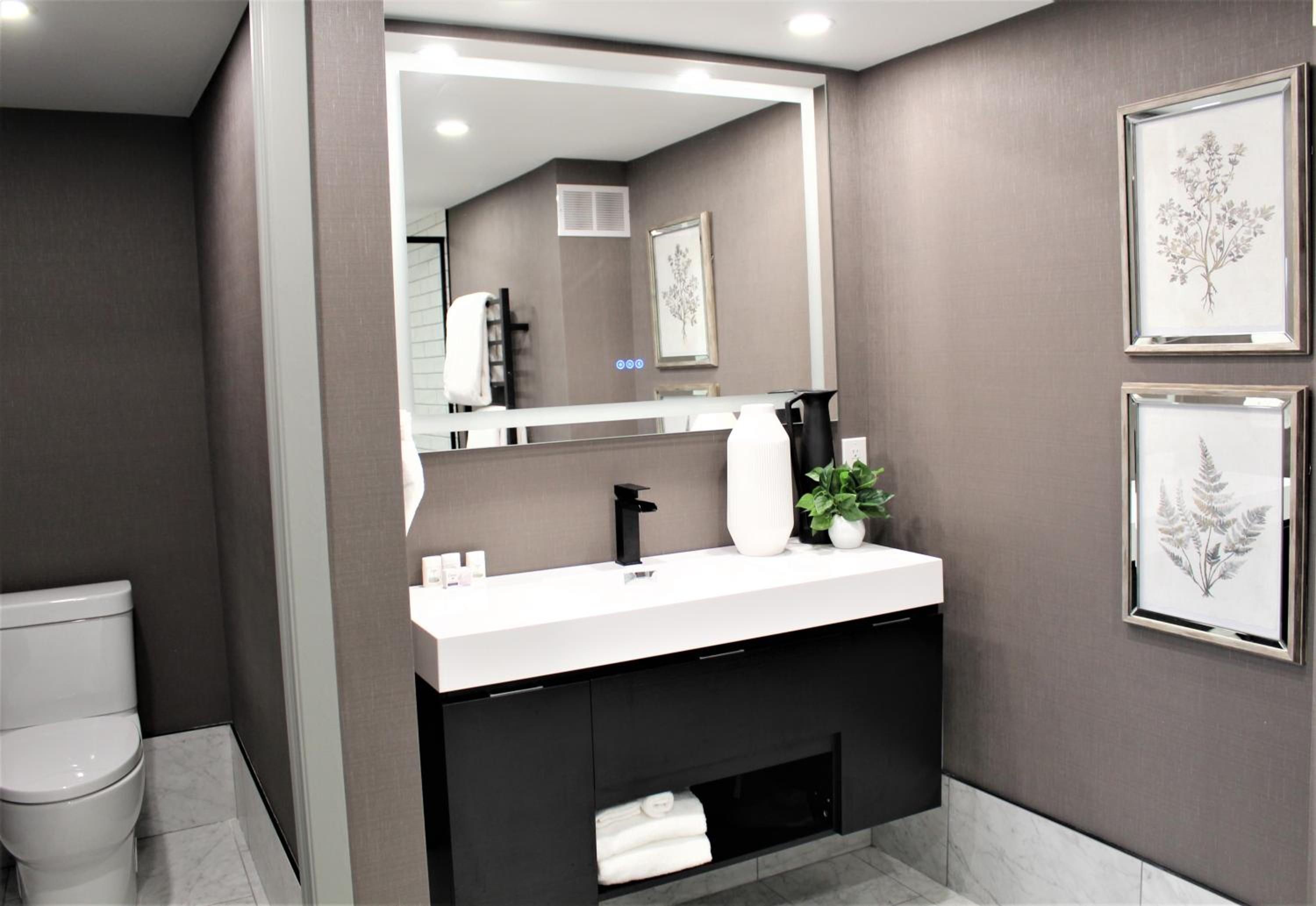 Penthouse King Suite with Sofa Bed - Photo 3