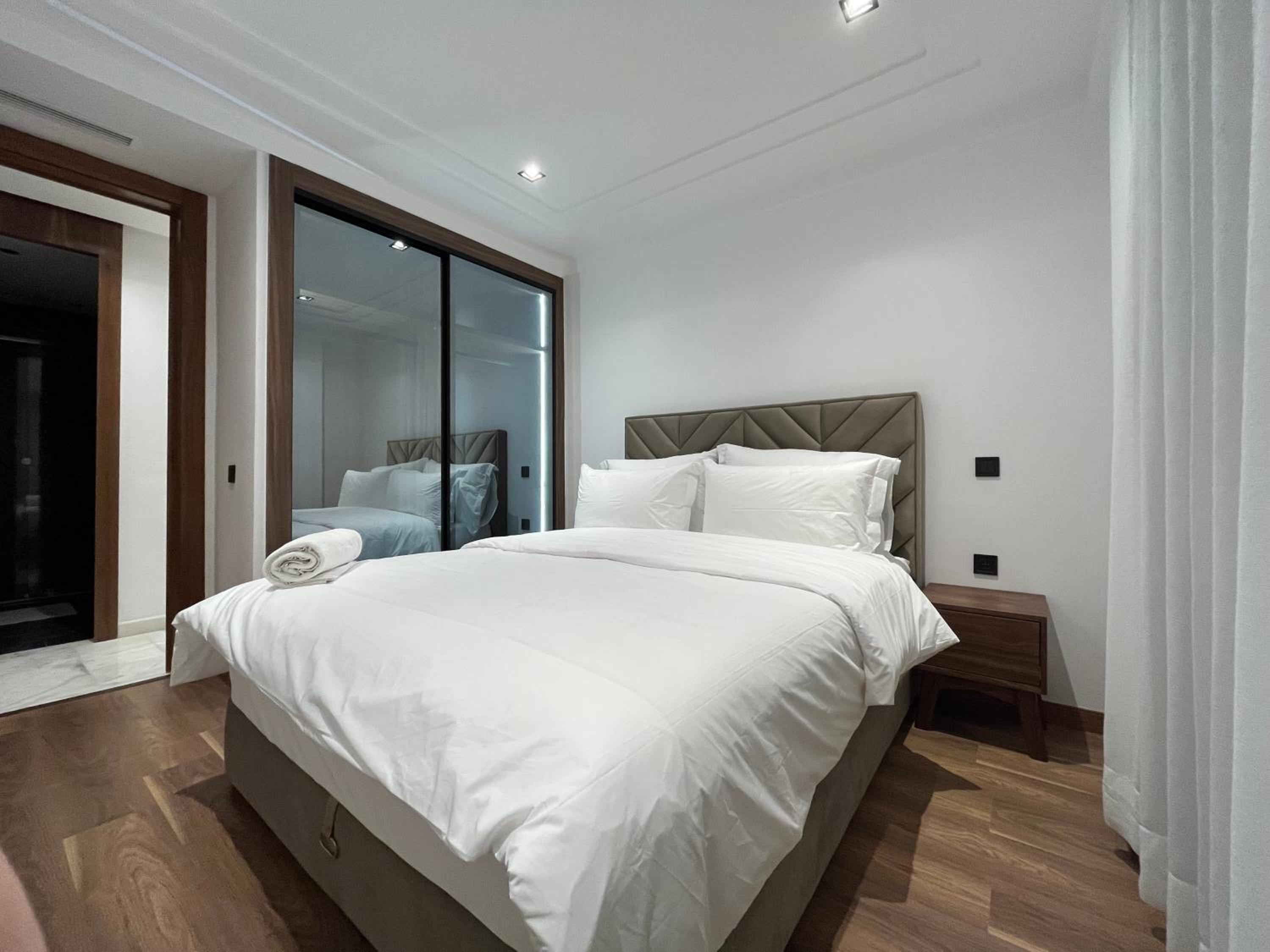 Two-Bedroom Deluxe Apartment with Balcony - Photo 8