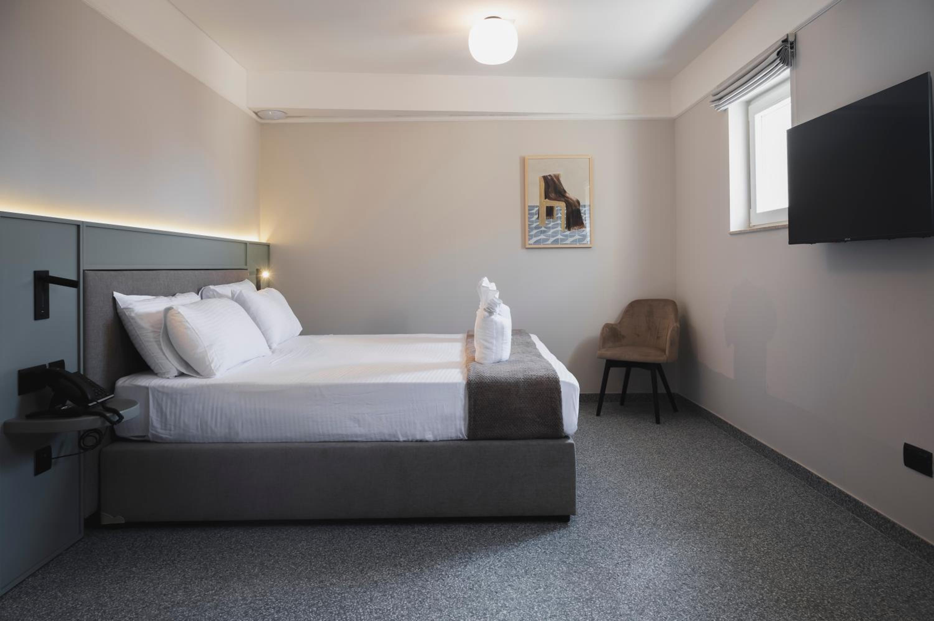 Standard Double or Twin Room - Disability Access - Photo 15
