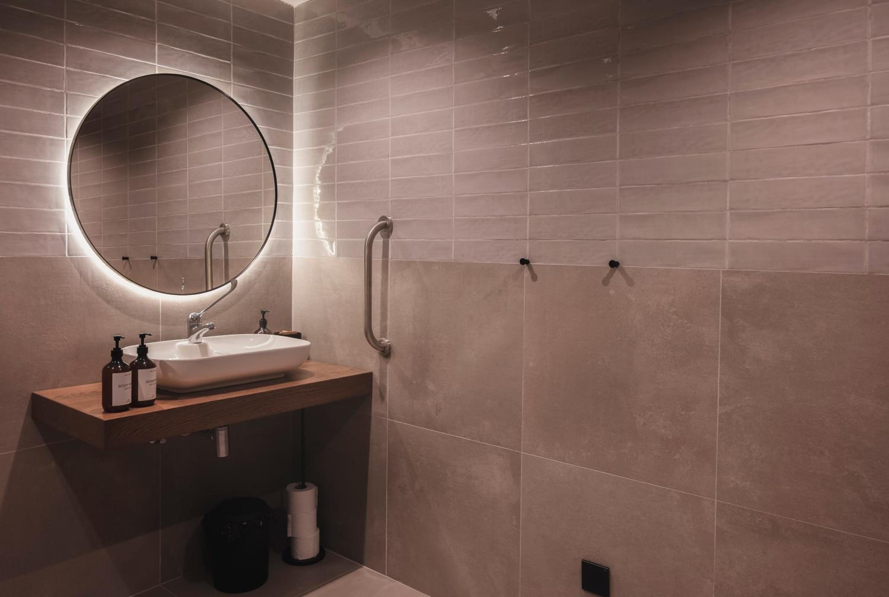 Standard Double or Twin Room - Disability Access - Photo 16