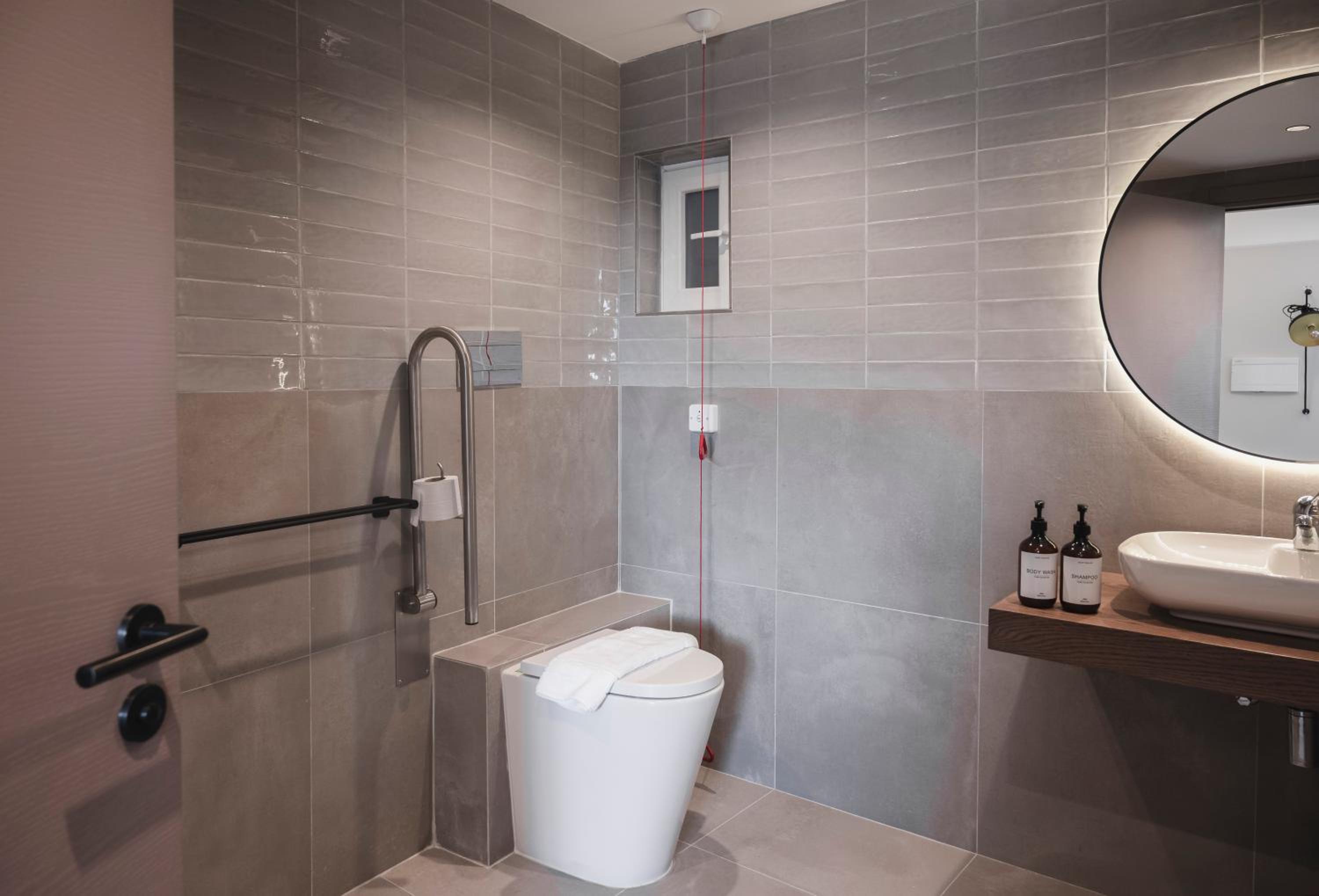 Standard Double or Twin Room - Disability Access - Photo 17