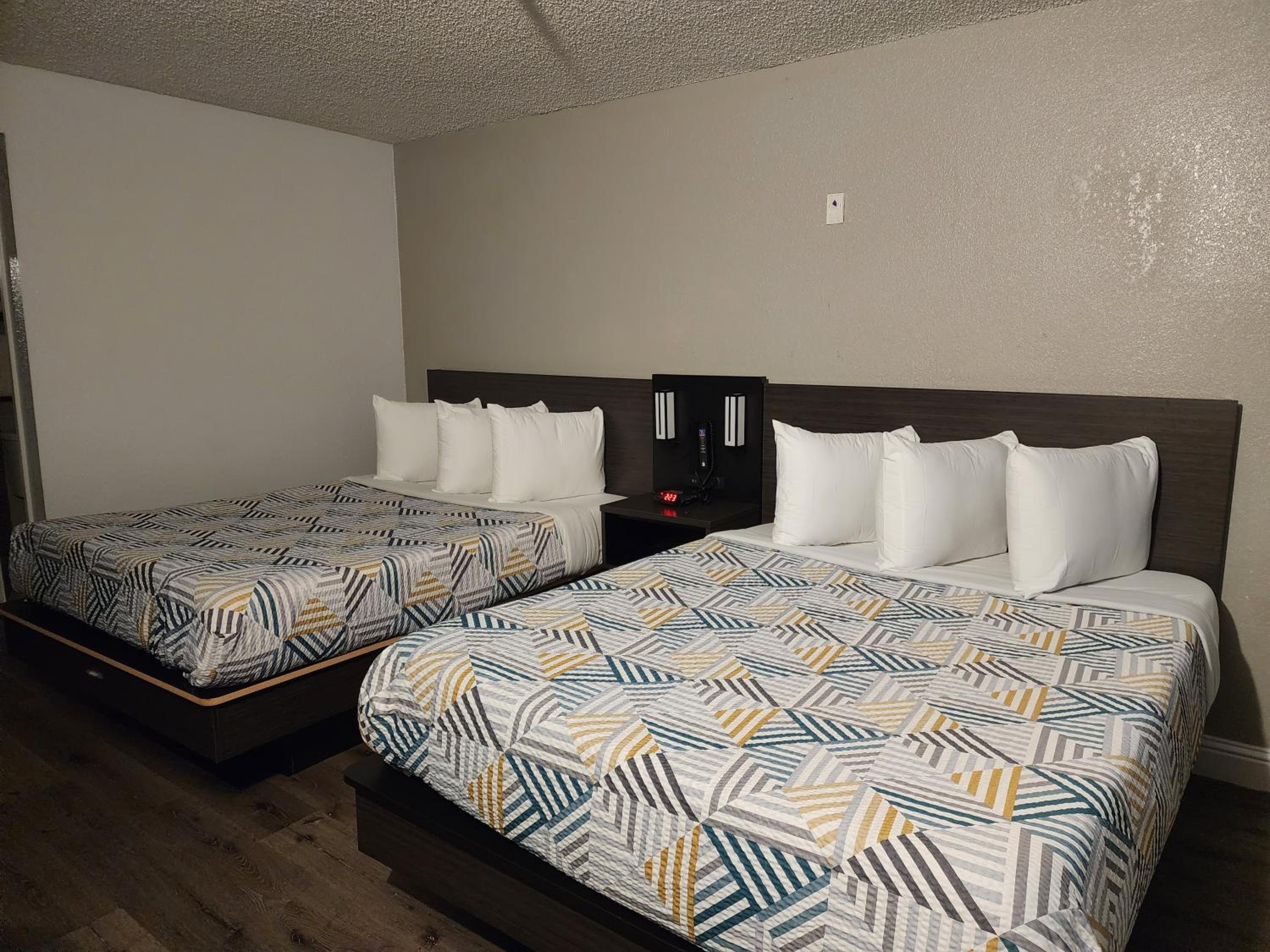 Queen Room with Two Queen Beds - Non-Smoking photo 2