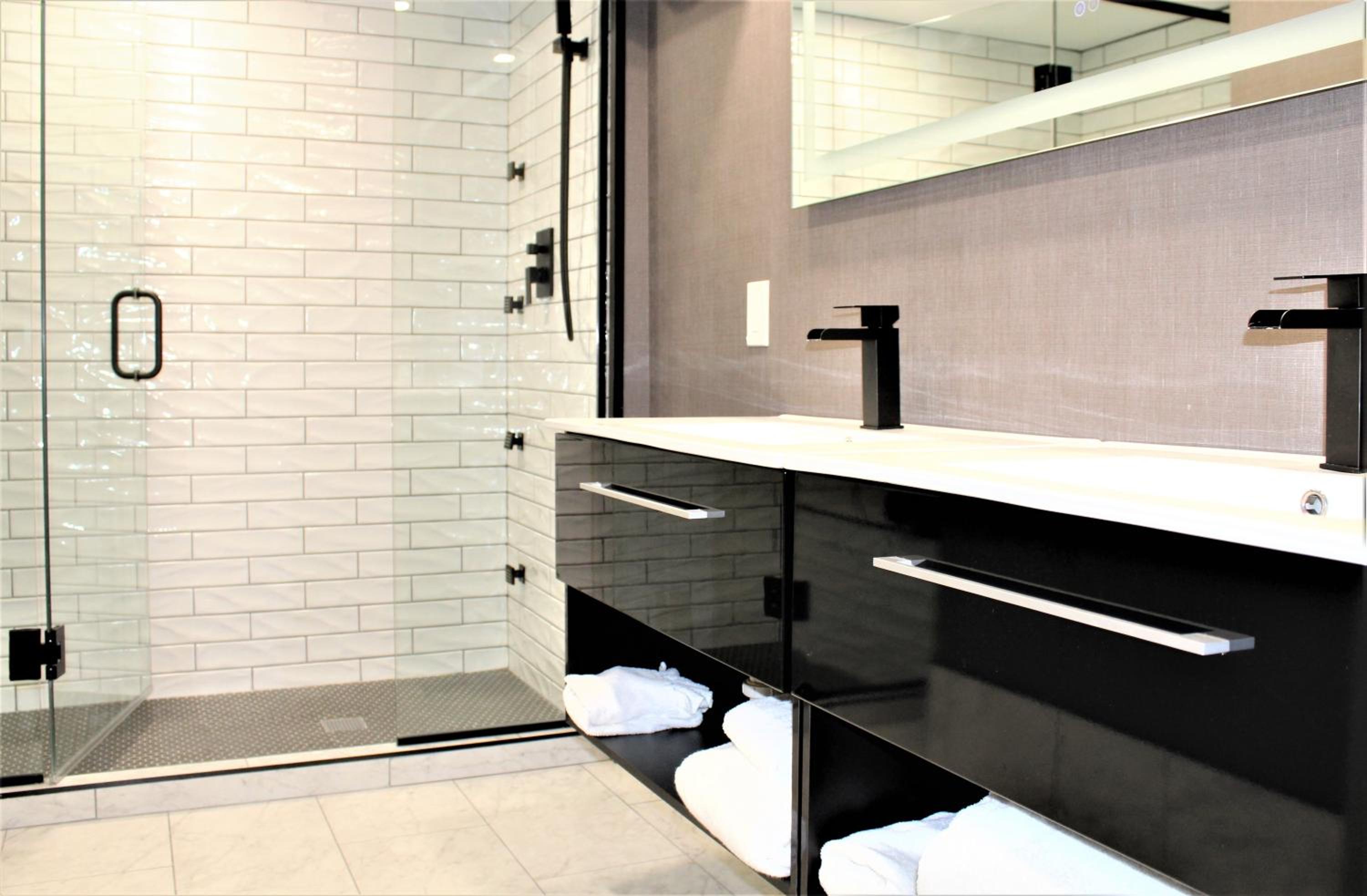 Penthouse King Suite with Sofa Bed - Photo 2