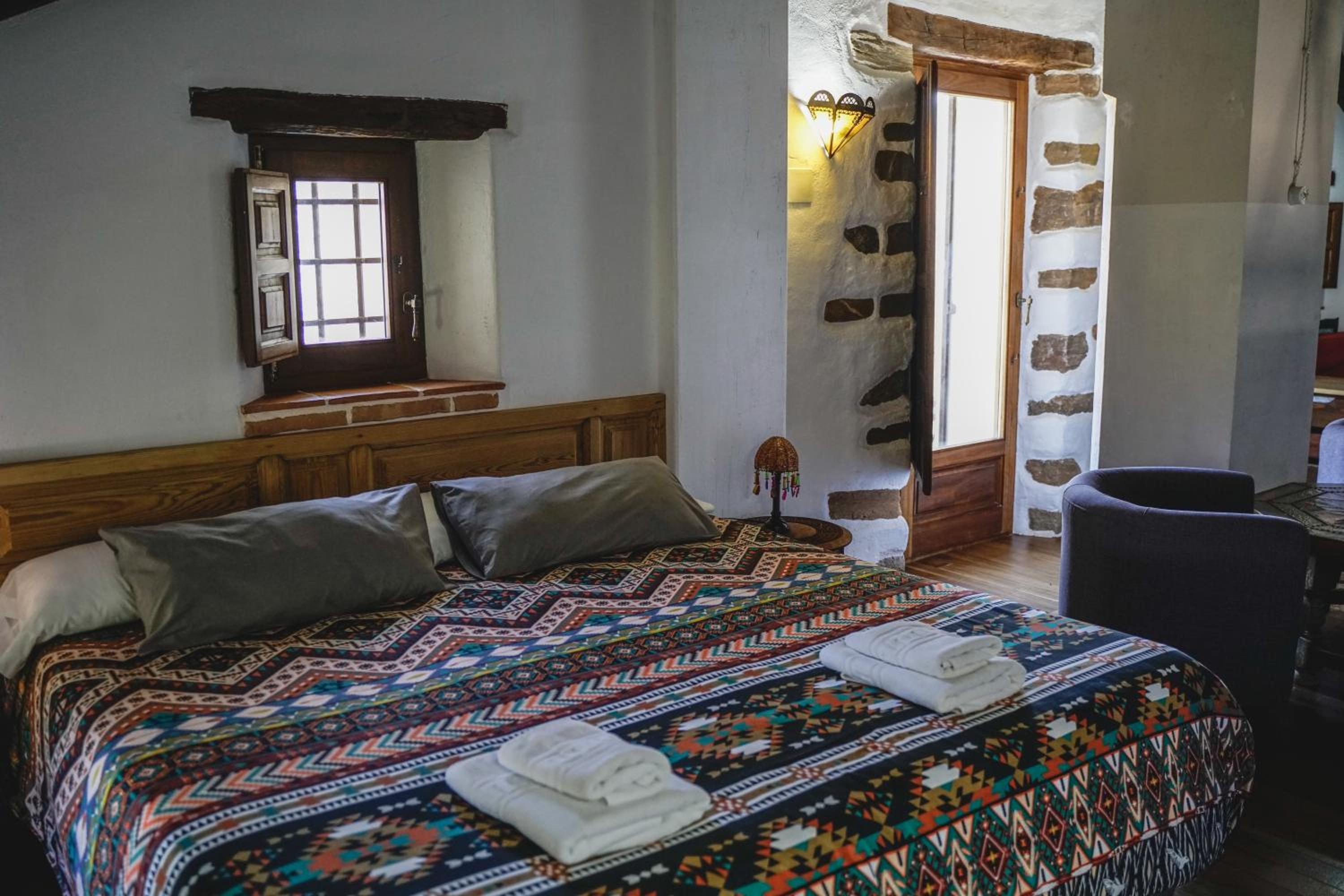 Deluxe Double Room with Balcony - Photo 10