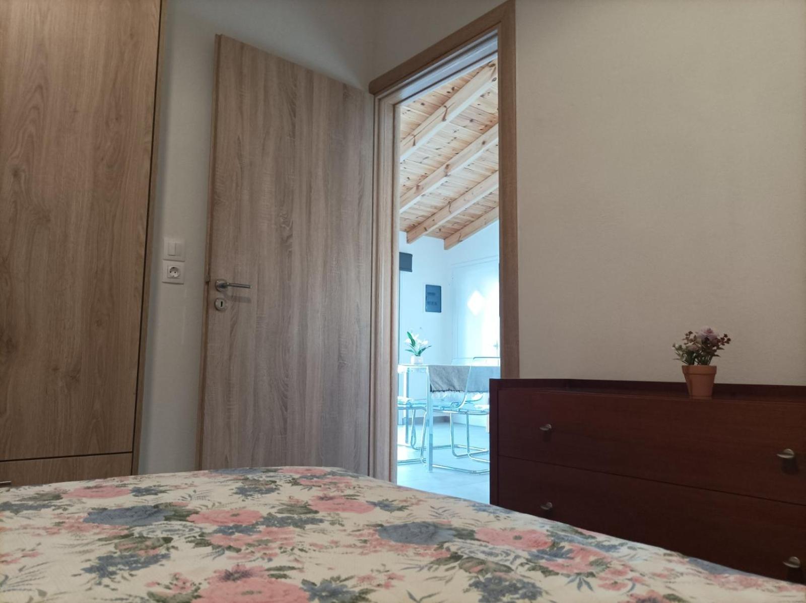 One-Bedroom House photo 1