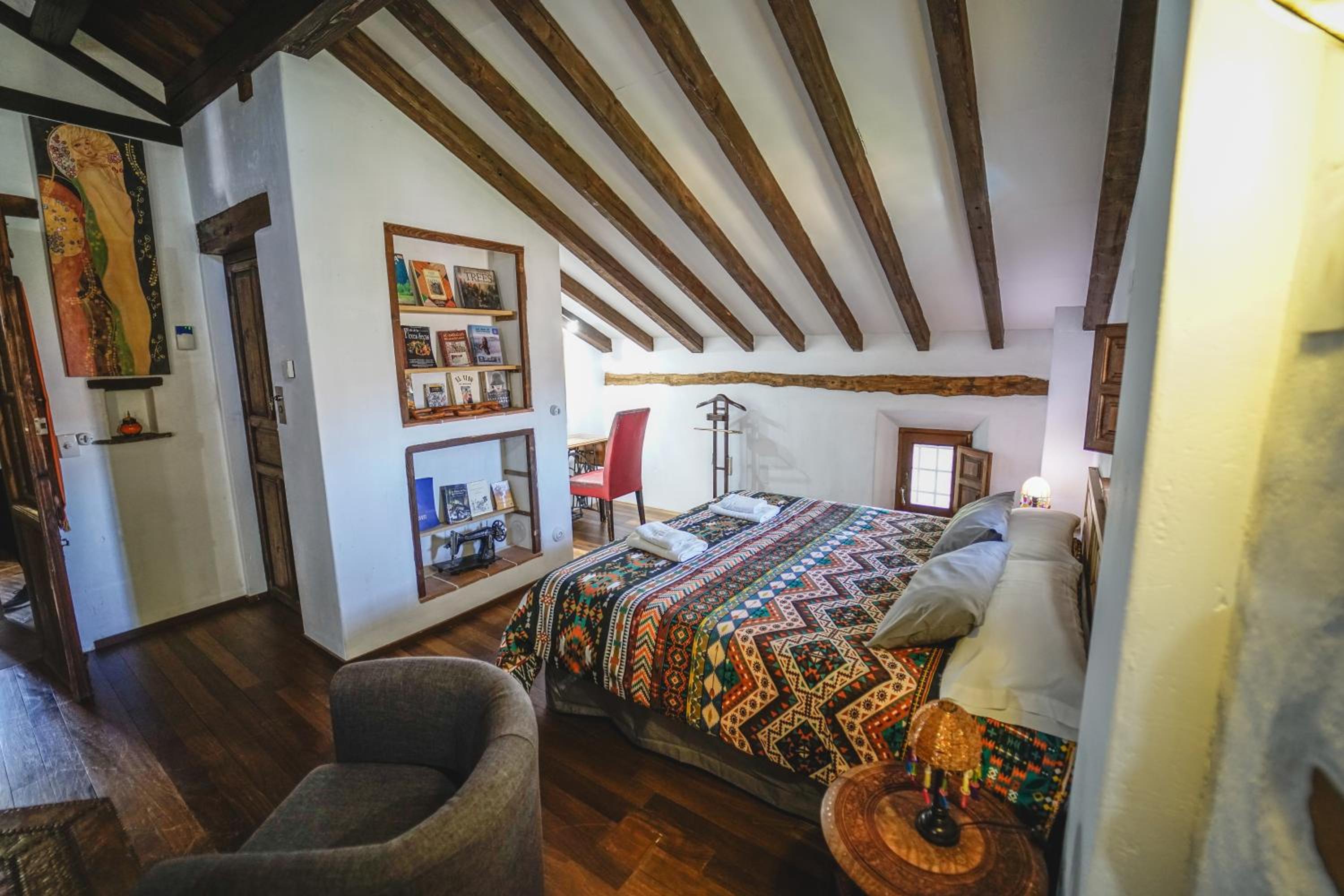 Deluxe Double Room with Balcony - Photo 8