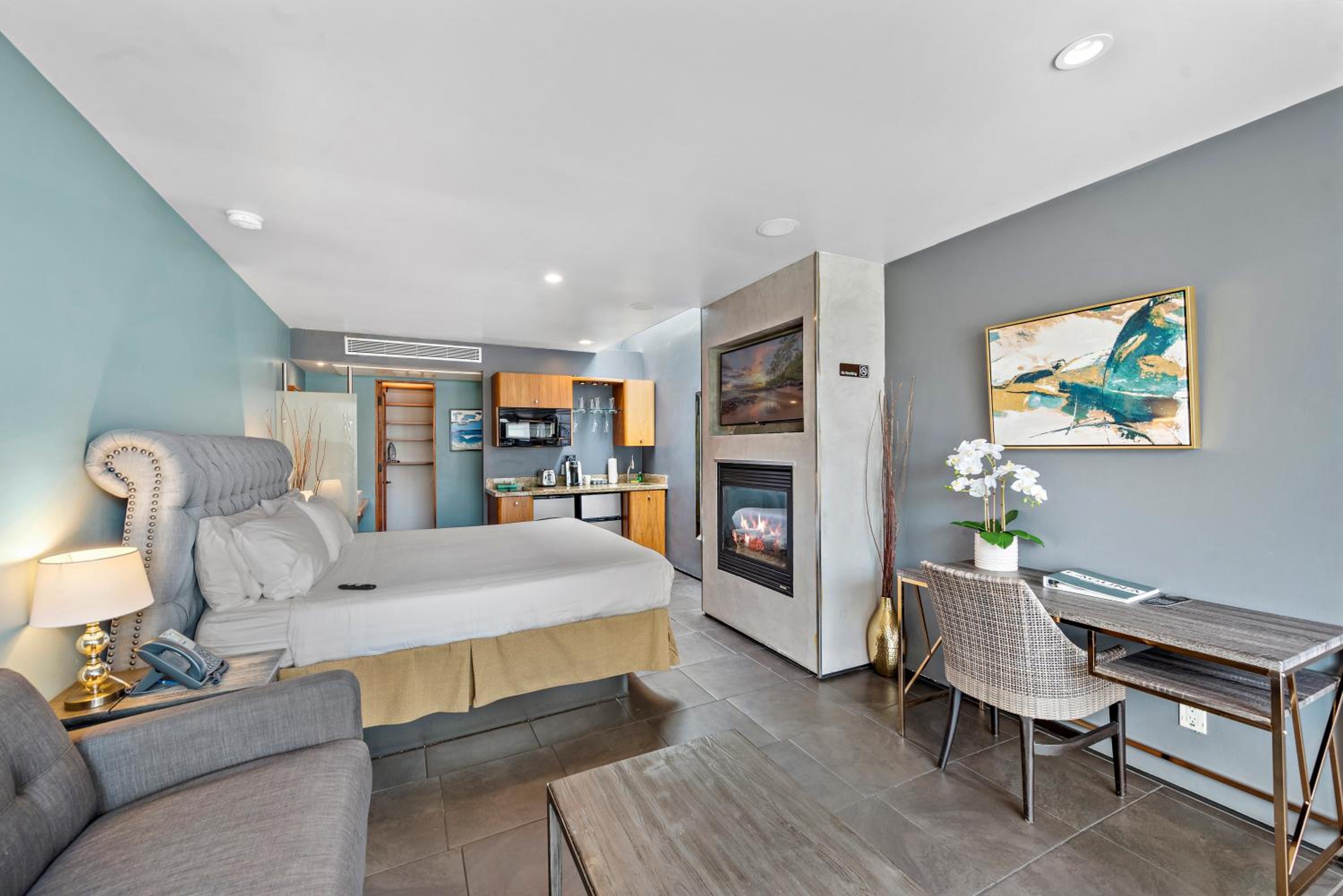 Deluxe King Room [North Building] - Photo 43
