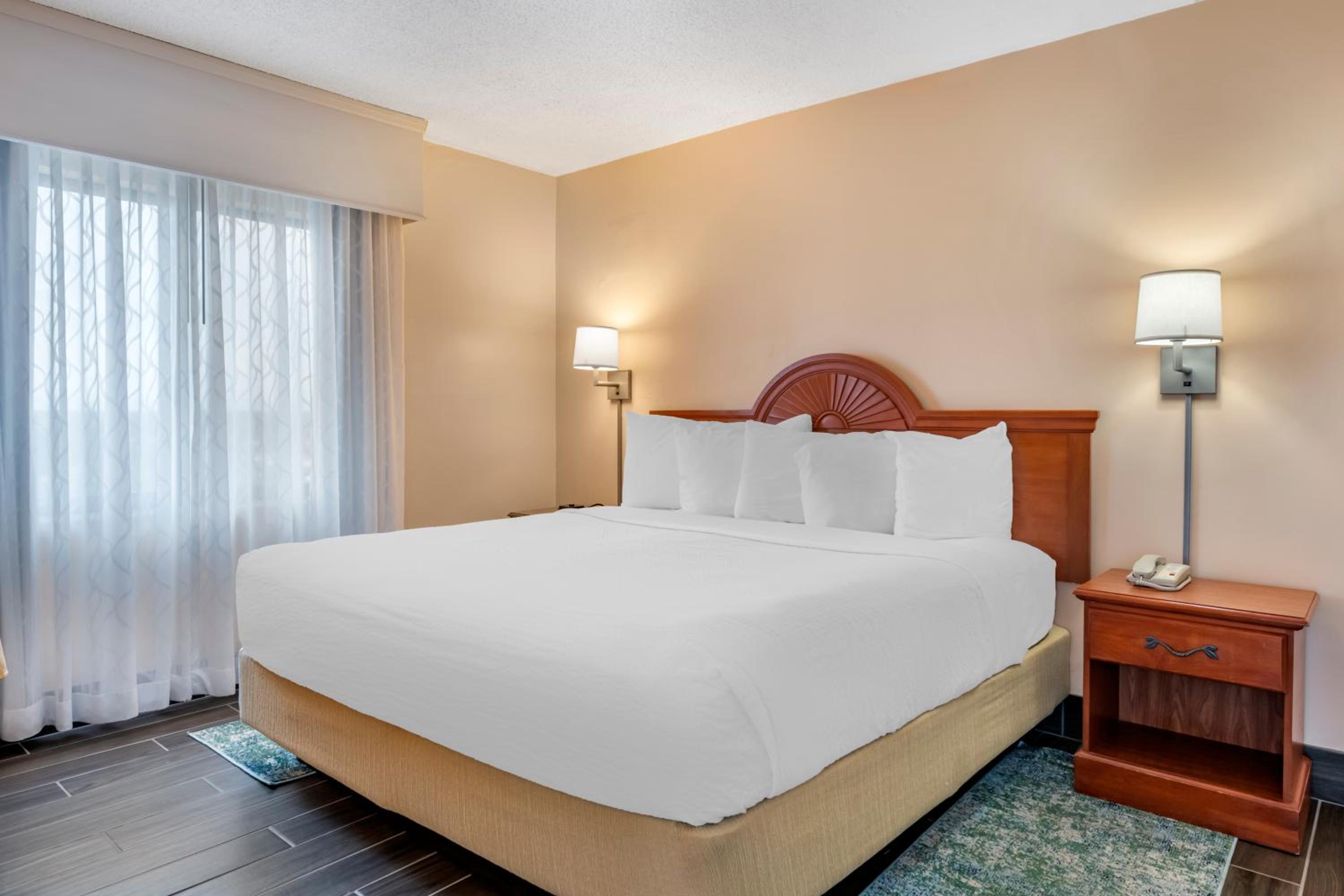 King Room with Partial Ocean View - Photo 1